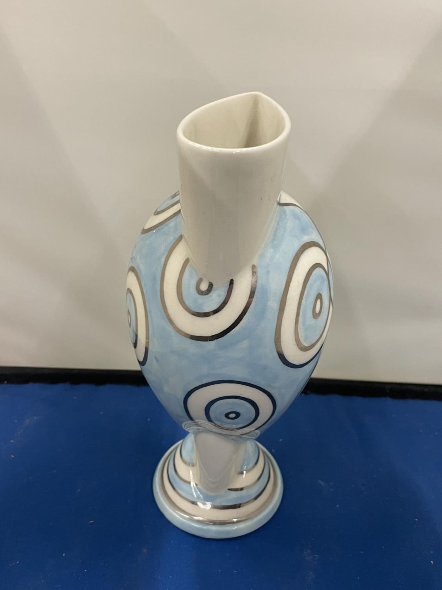 A LIMITED EDITION 8/250 SMIC VASE BY COLIN DOWNES IN THE STYLE OF CLARICE CLIFF - Image 4 of 8