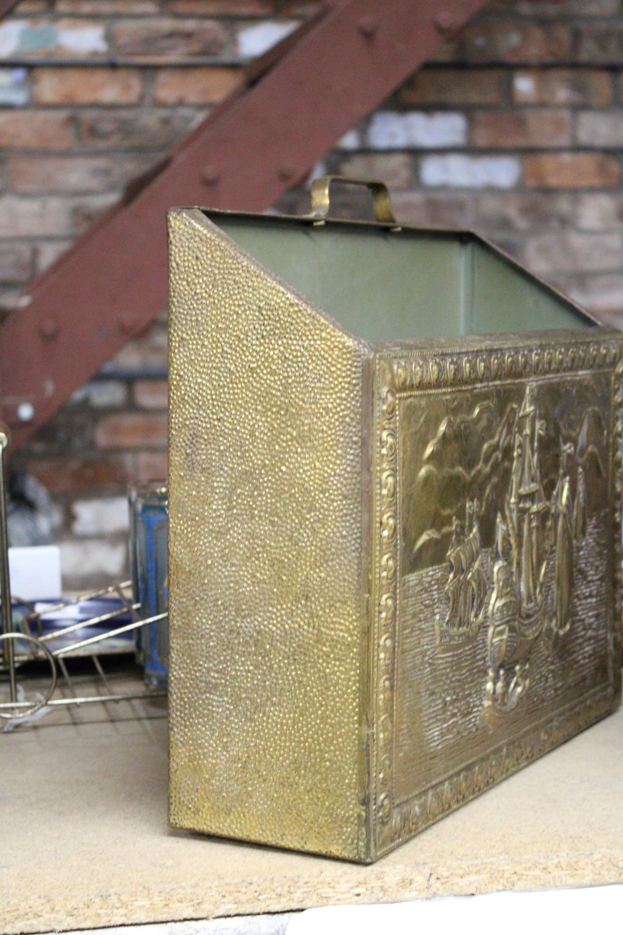A VINTAGE BRASS MAGAZINE RACK WITH GALLEONS IMAGE - Image 2 of 3