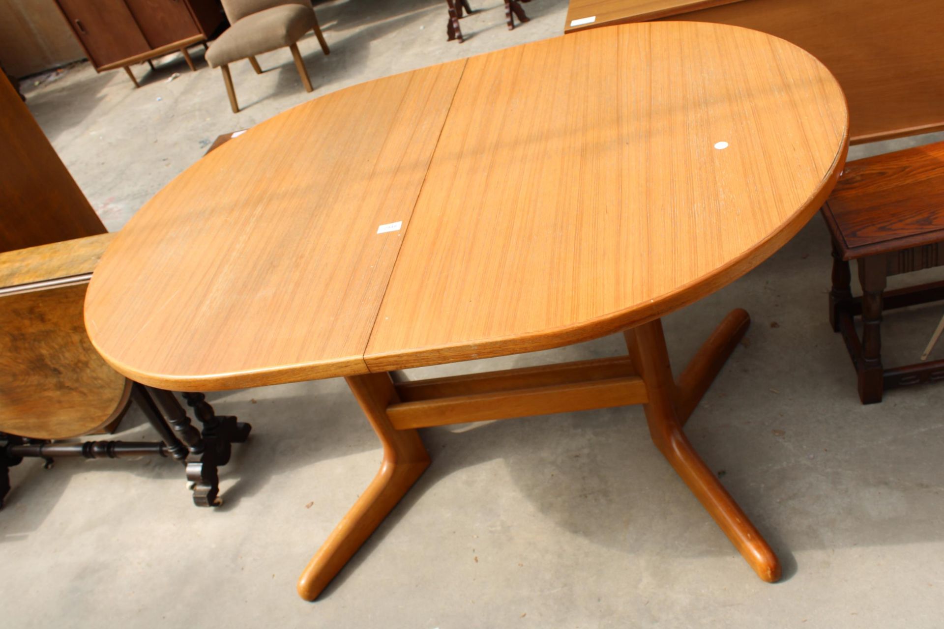A RETRO TEAK EXTENDING DINING TABLE ON WHALE FIN LEGS, 52" X 36" (LEAF 14")