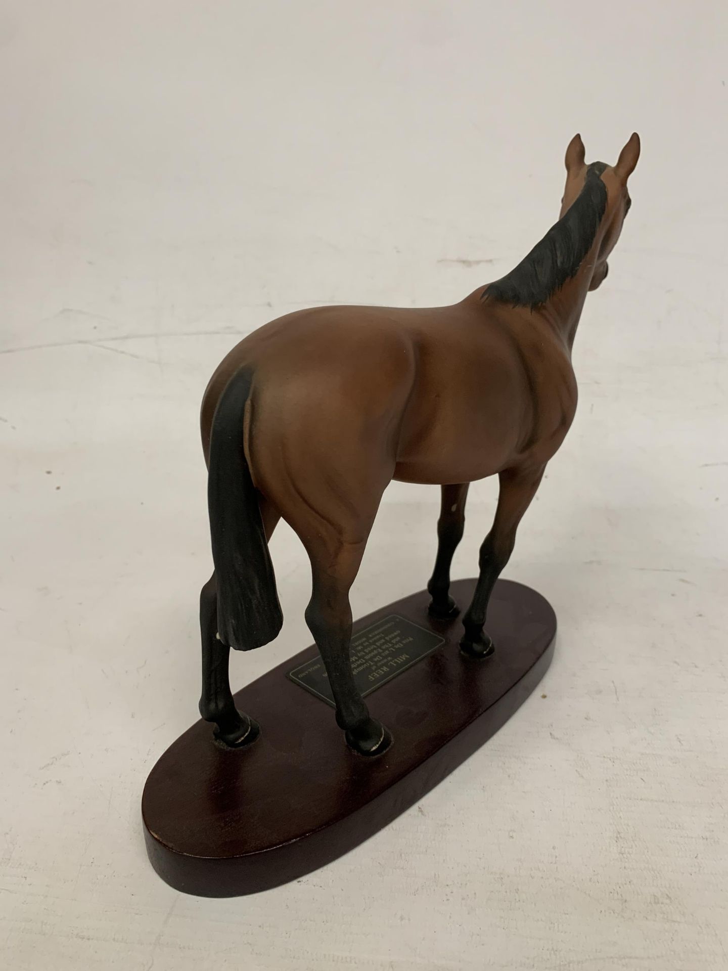 A BESWICK "MILL REEF" HORSE ON WOODEN PLINTH - Image 3 of 5