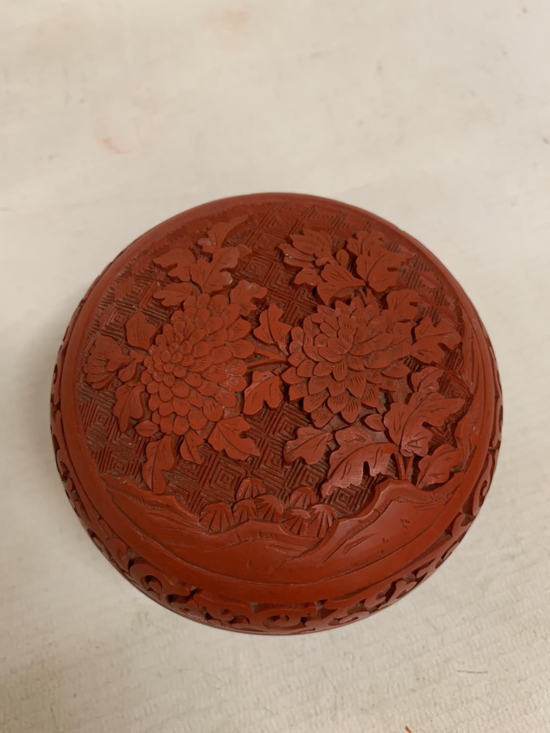 A CHINESE CARVED CINNABAR LACQUER TRINKET BOX WITH BLUE ENAMEL INNER TOGETHER WITH A TANG DYNASTY - Image 2 of 4