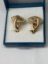 A PAIR OF VINTAGE ATTWOOD GOLD PLATED EARRINGS IN A PRESENTATION BOX