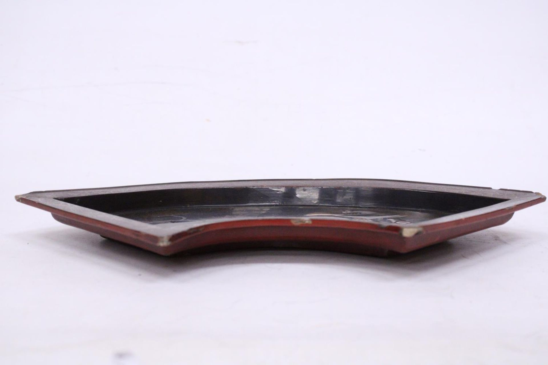 A VINTAGE FAN SHAPED CHINESE LACQUERED TRAY - Image 3 of 5