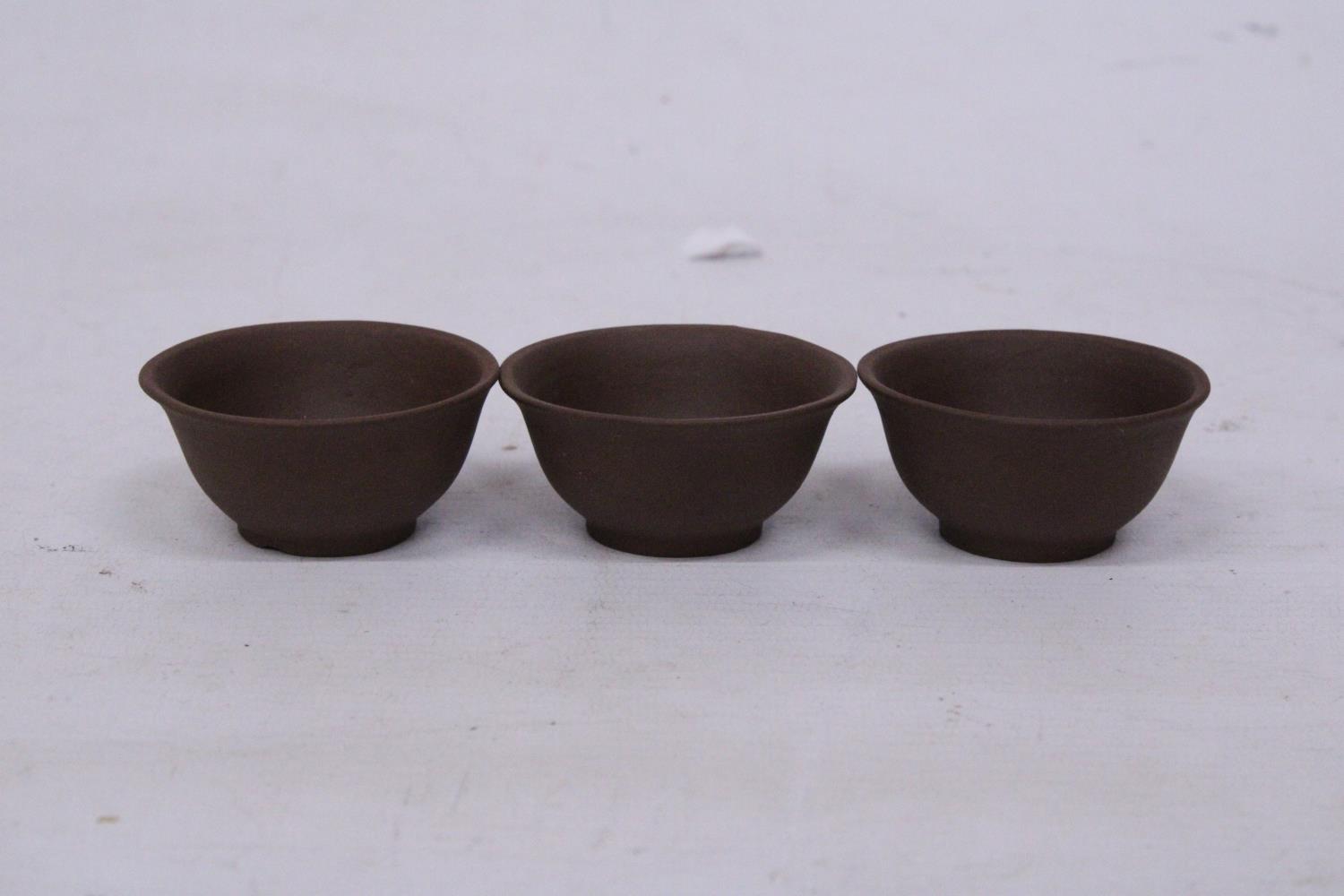 A SET OF THREE CHINESE YIXING STYLE CLAY TEA BOWLS, DIAMETER 6CM - Image 2 of 5