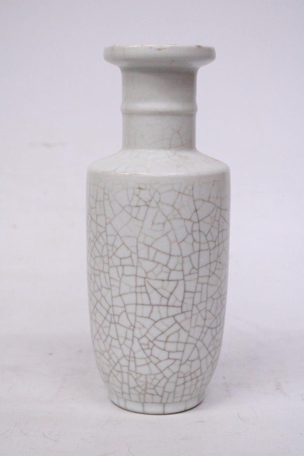 A CHINESE WHITE CRACKLED PORCELAIN VASE - 27 CM - Image 3 of 6