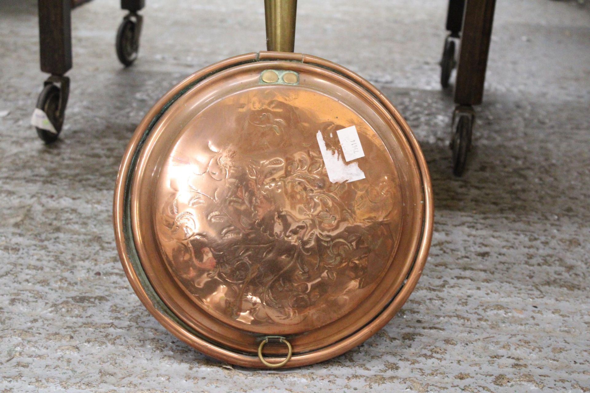 AN ANTIQUE BRASS AND COPPER WARMING PAN - Image 2 of 4