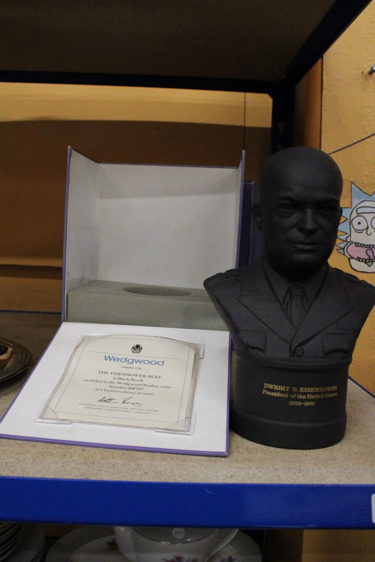 A WEDGWOOD BLACK BASALT LIMITED EDITION BUST OF EISENHOWER 2670 OF 5000 IN ORIGINAL BOX