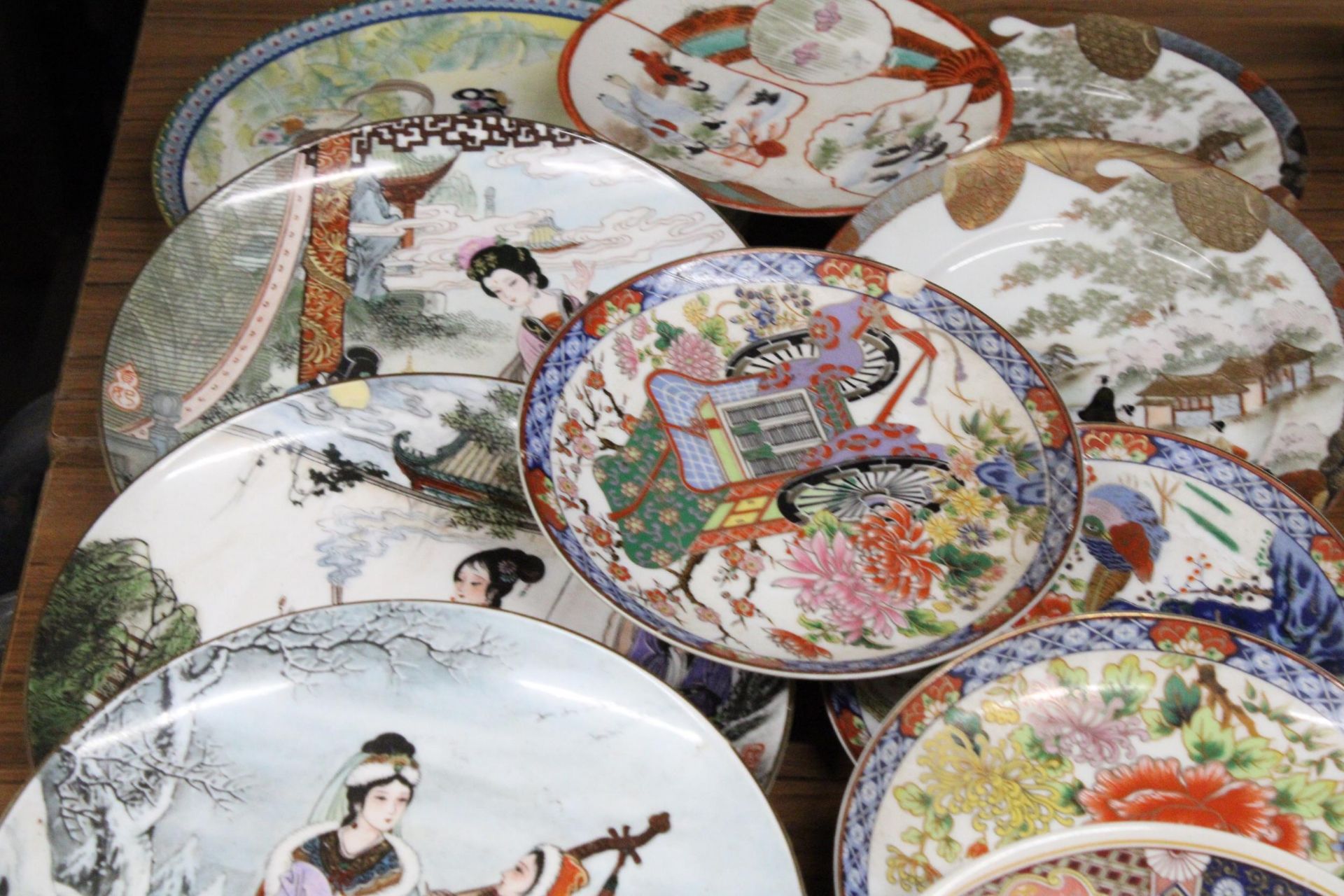 A COLLECTION OF FOURTEEN ORIENTAL CABINET PLATES - Image 4 of 6