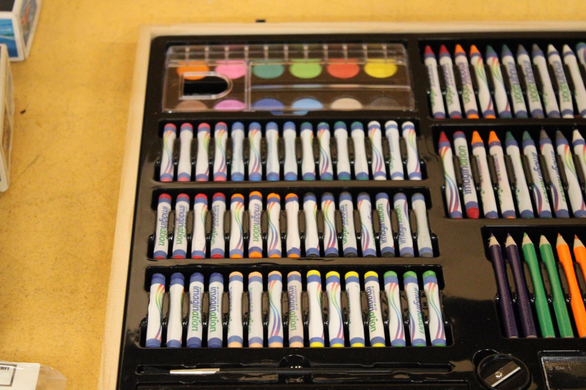 A COMPLETE DOUBLE SIDED ART SET TO INCLUDE PAINTS, CRAYONS, PASTELS FELT-TIPS AND PENCILS - Image 4 of 5