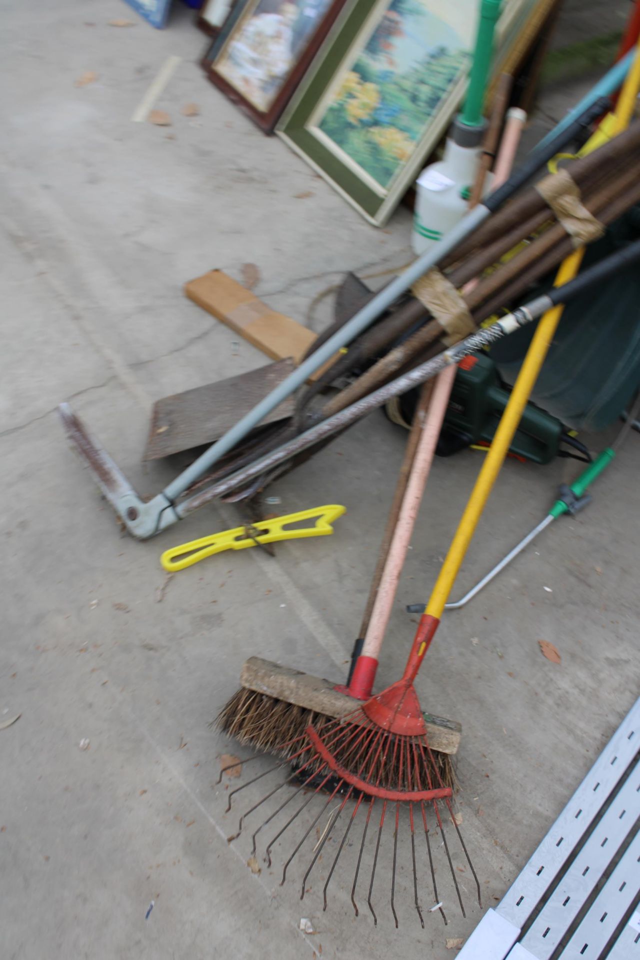 AN ASSORTMENT OF GARDEN TOOLS TO INCLUDE A SHOVEL, HALF MOON AND EXTENSION LEAD ETC - Image 2 of 3