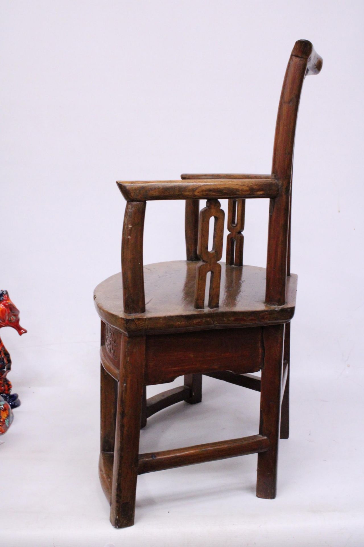 A CHINESE ELM CARVED CHILDS CHAIR - Image 6 of 6