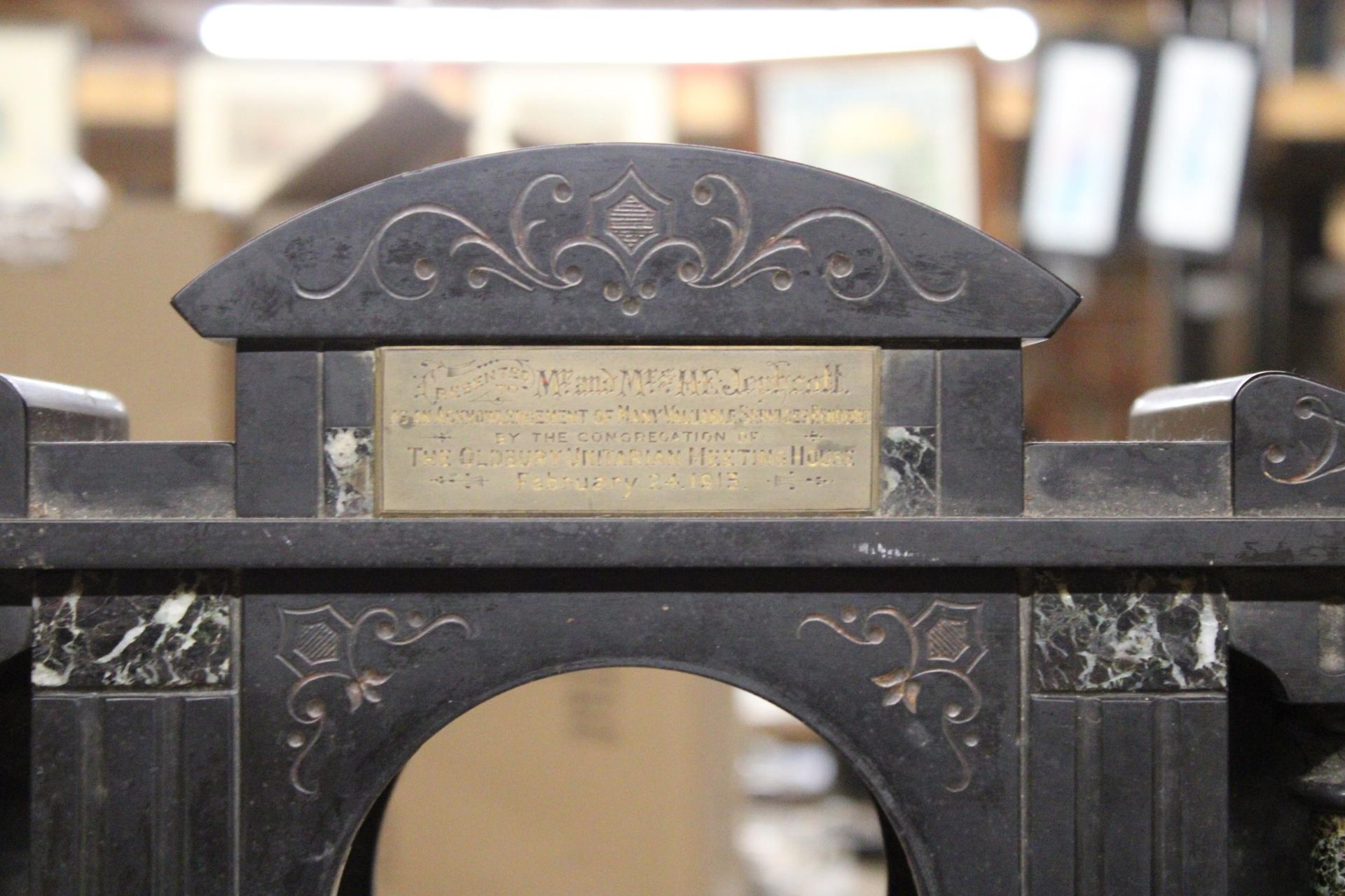 A VERY HEAVY VINTAGE SLATE MANTLE CLOCK BODY, WITH BRASS INSCRIPTION PLATE, PLUS A METMEC MANTLE - Image 4 of 6