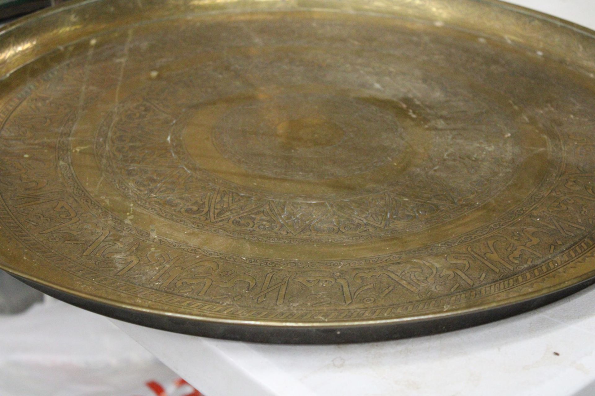 A MIDDLE EASTERN BRASS TRAY - 57 CM DIAMETER TOGETHER WITH A BOXED IMARI STYLE PLATE - Image 5 of 5