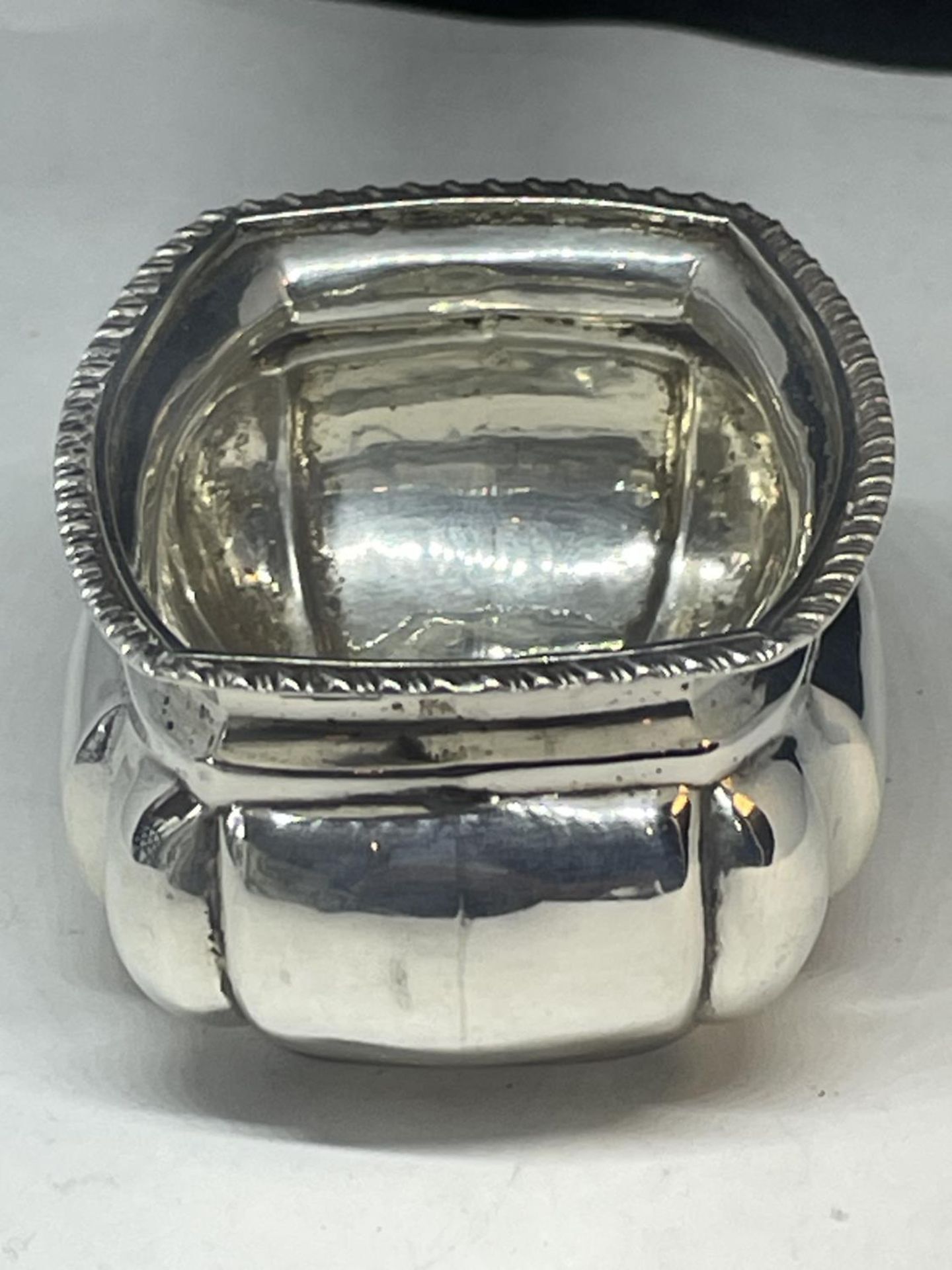 A HALLMARKED CHESTER SILVER SALT - Image 2 of 3