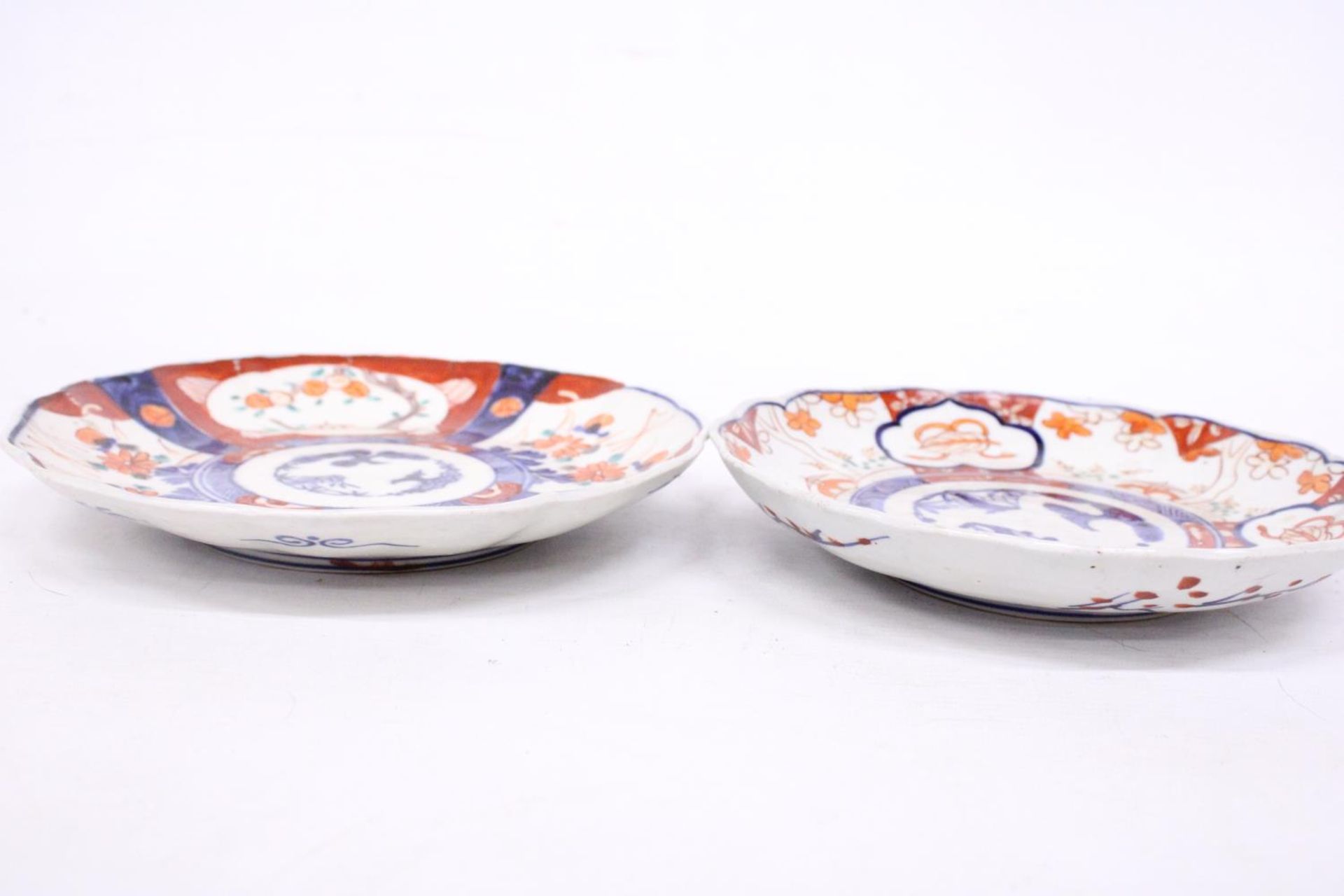 TWO ANTIQUE JAPANESE IMARI HAND PAINTED LOBED EDGED PLATES - 21 AND 22 CM - Image 4 of 6