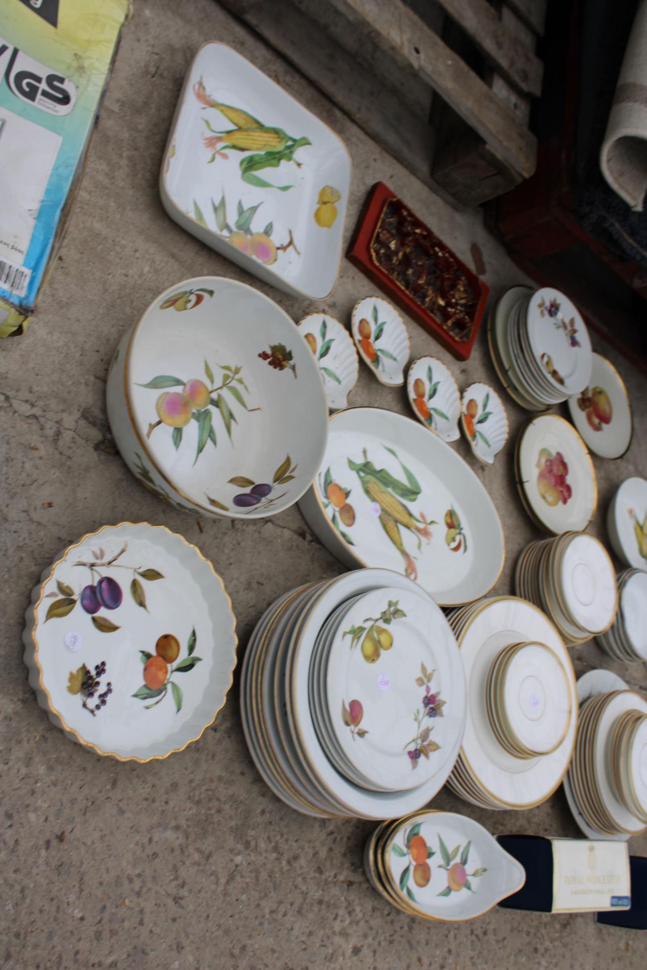 A LARGE QUANTITY OF ROYAL WORCESTER CERAMICS TO INCLUDE EVESHAM WARE ETC - Image 3 of 3