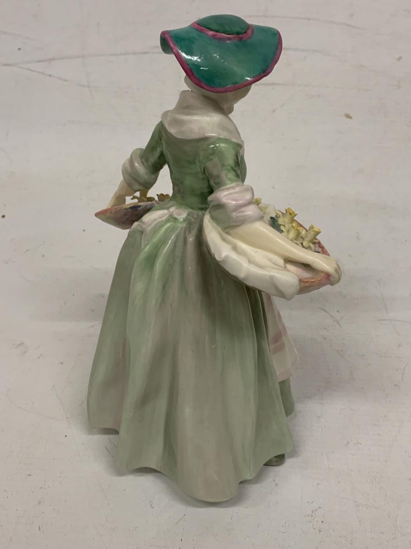 A ROYAL DOULTON FIGURINE "DAFFY DOWN DILLY" HN 1712 - Image 2 of 4