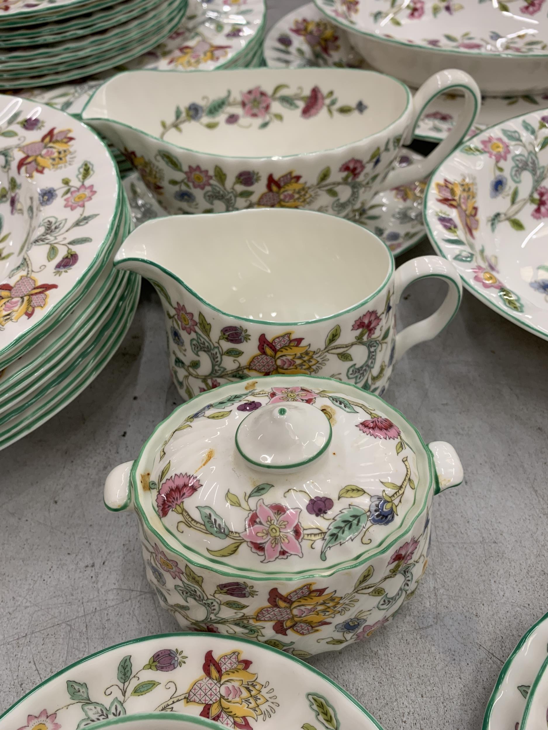 A LARGE QUANTITY OF MINTON HADDON HALL TO INCLUDE SERVING BOWLS, PLATTER, DINNER PLATES, SOUP BOWLS, - Image 3 of 7