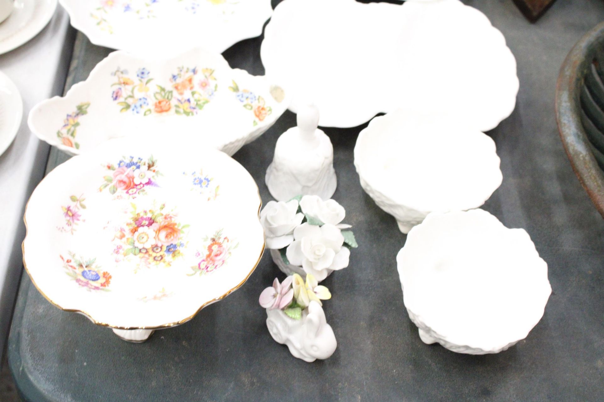 A QUANTITY OF AYNSLEY WARE TO INCLUDE A FOOTED SCALLOPED DISH AND A PAIR OF VASES ETC PLUS A - Image 2 of 6