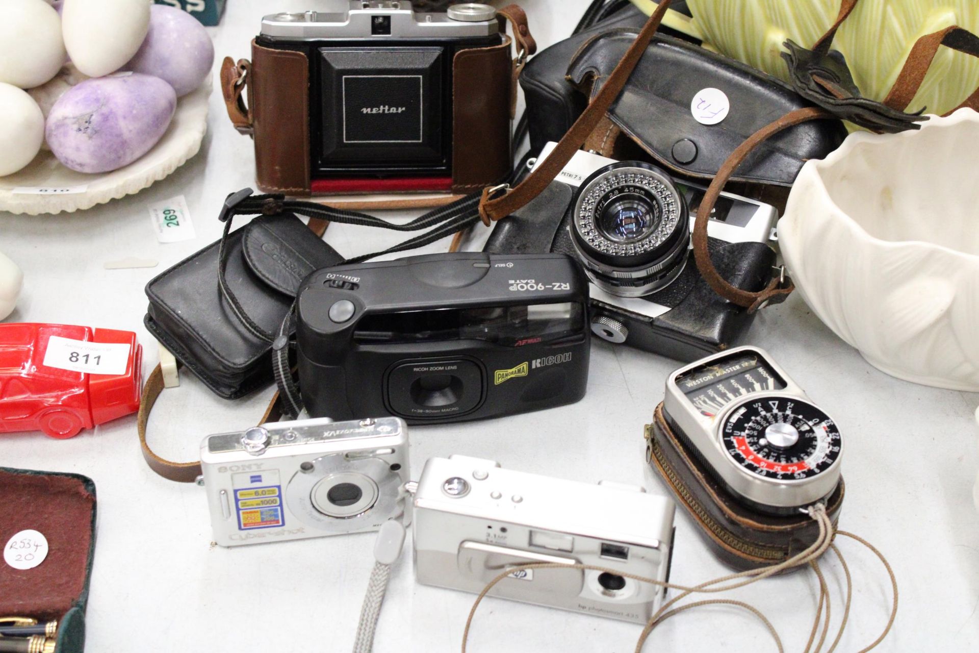 A COLLECTION OF CAMERAS TO INCLUDE, PETRI 7, ZEISS IKON, NETTAR, RICOH PANORAMA, HP PHOTOSMART, SONY