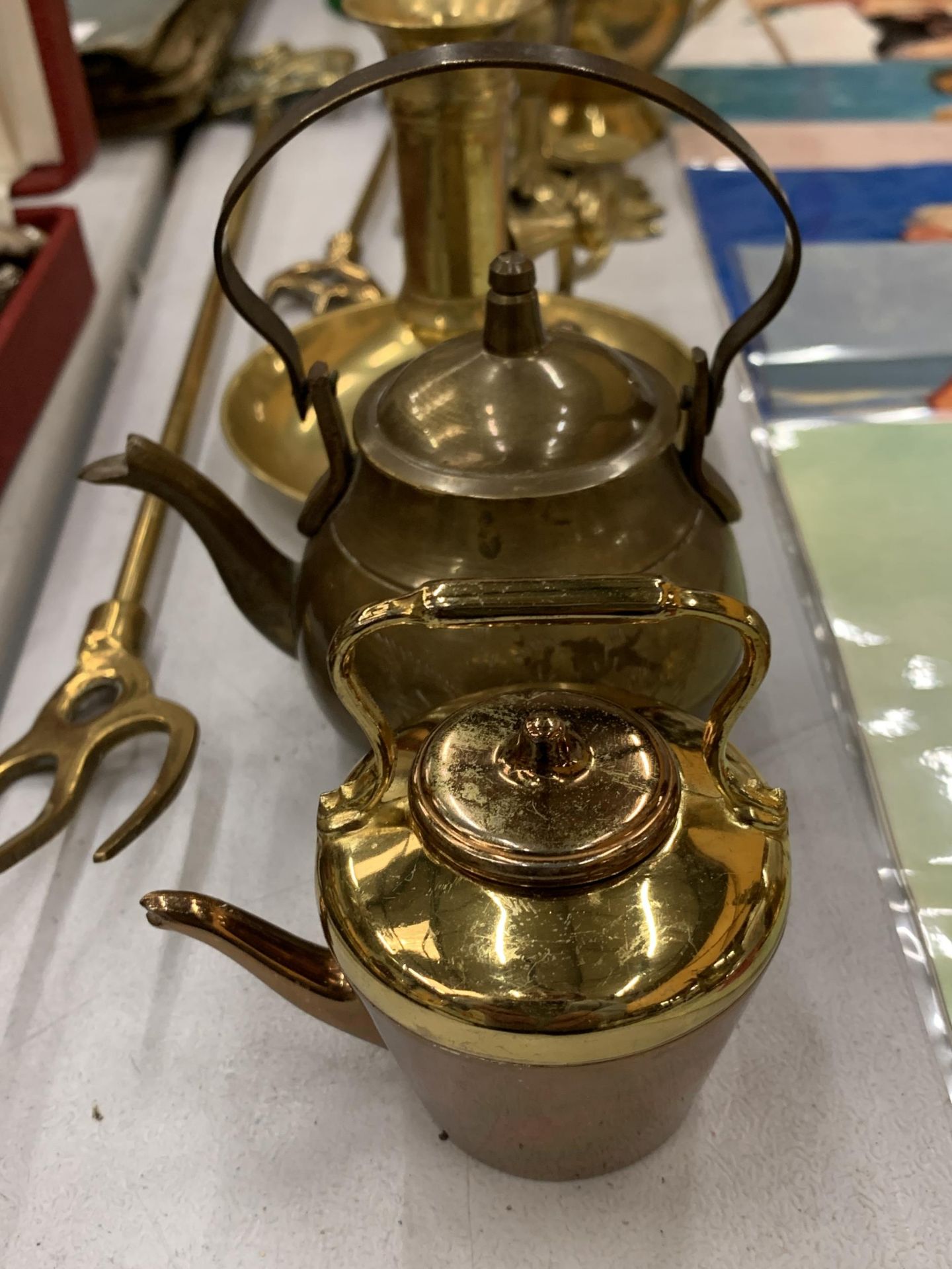 A COLLECTION OF BRASS ITEMS TO INCLUDE KETTLES, BELLS, CANDLESTICKS, ETC., - Image 4 of 5