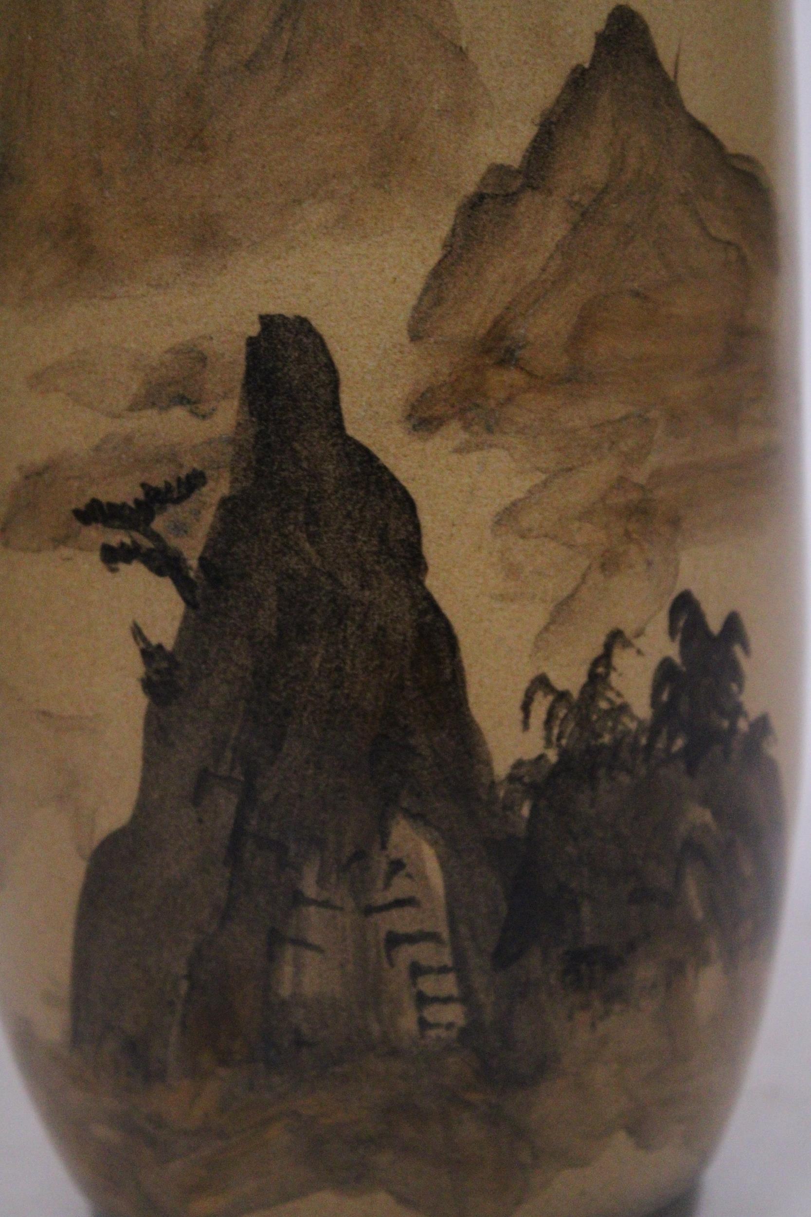 A JAPANESE STONEWARE VASE WITH AN ORIENTAL LANDSCAPE SCENE WITH SIGNATURE - 29 CM - Image 5 of 6