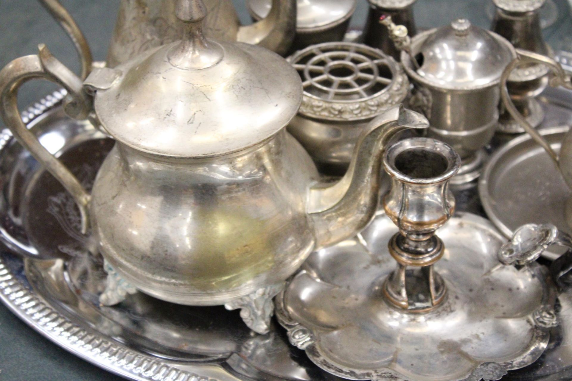 A QUANTITY OF SILVER PLATED ITEMS TO INCLUDE, A TRAY, TEAPOT, COFFEE POT, CANDLESTICK, JUGS, A CRUET - Image 2 of 6
