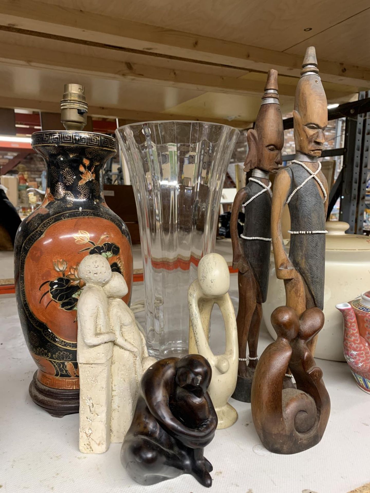 A MIXED LOT TO INCLUDE AN ORIENTAL STYLE CLOISONNE LAMP BASE, A LARGE GLASS VASE, WOODEN FIGURES, - Bild 3 aus 4
