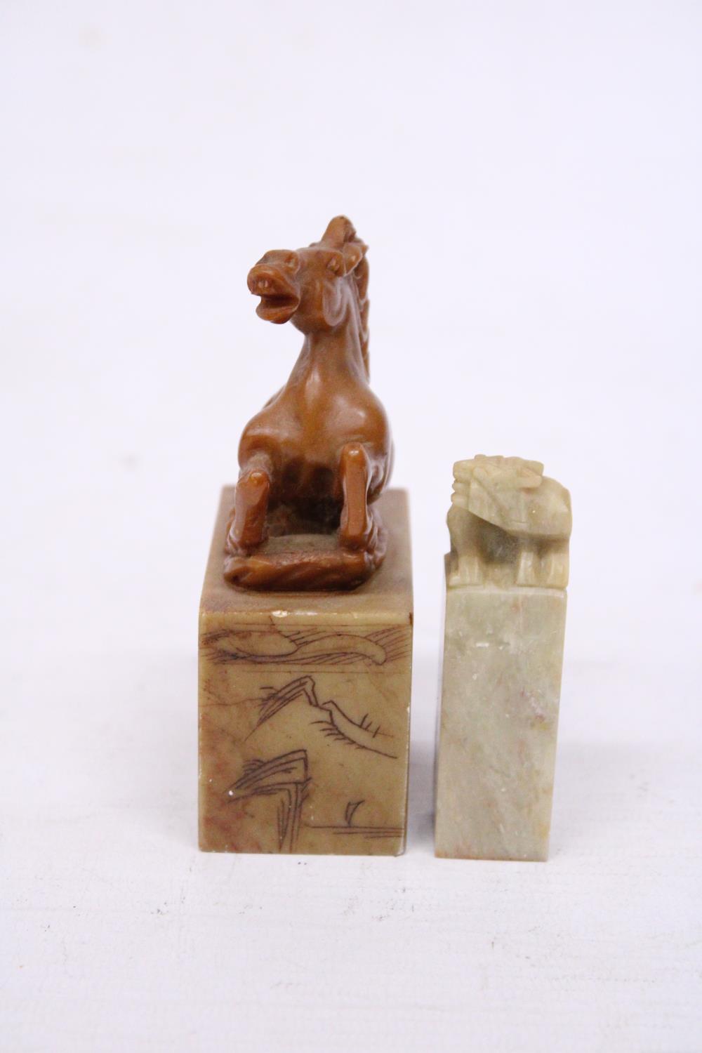 A CHINESE CARVED SOAPSTONE SEAL DEPICTING A REARING HORSE TOGETHER WITH A LION SEAL CARVING - Image 4 of 6
