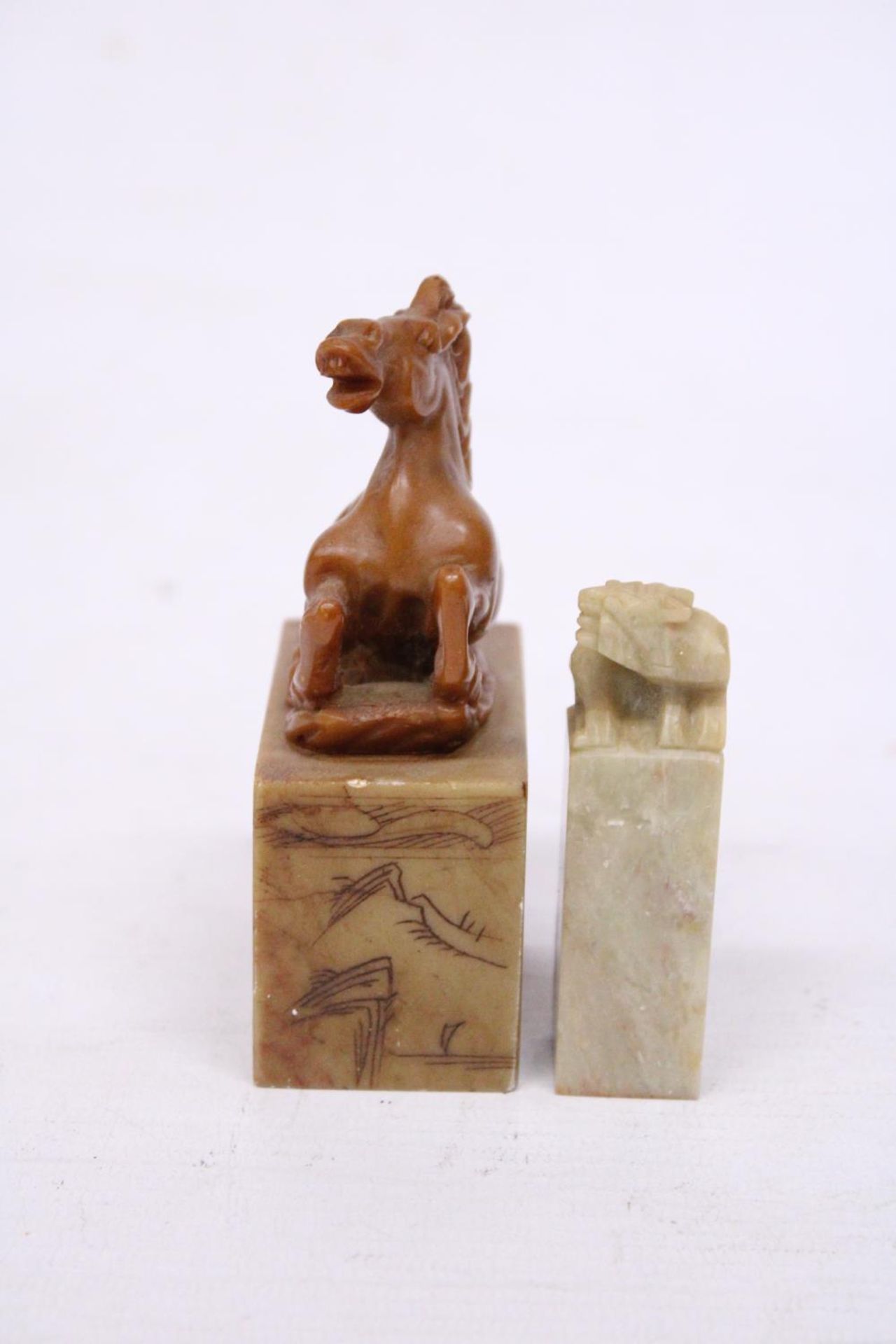 A CHINESE CARVED SOAPSTONE SEAL DEPICTING A REARING HORSE TOGETHER WITH A LION SEAL CARVING - Bild 4 aus 6