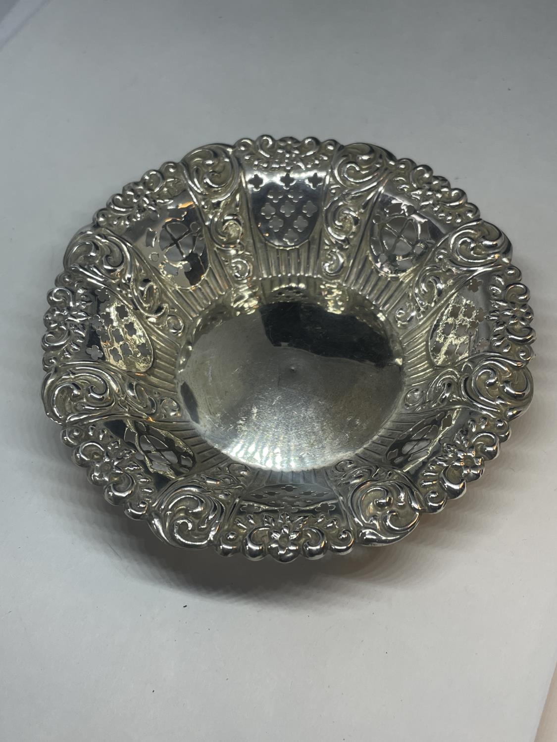 A HALLMARKED BIRMINGHAM SILVER CIRCULAR DISH GROSS WEIGHT 35.4 GRAMS