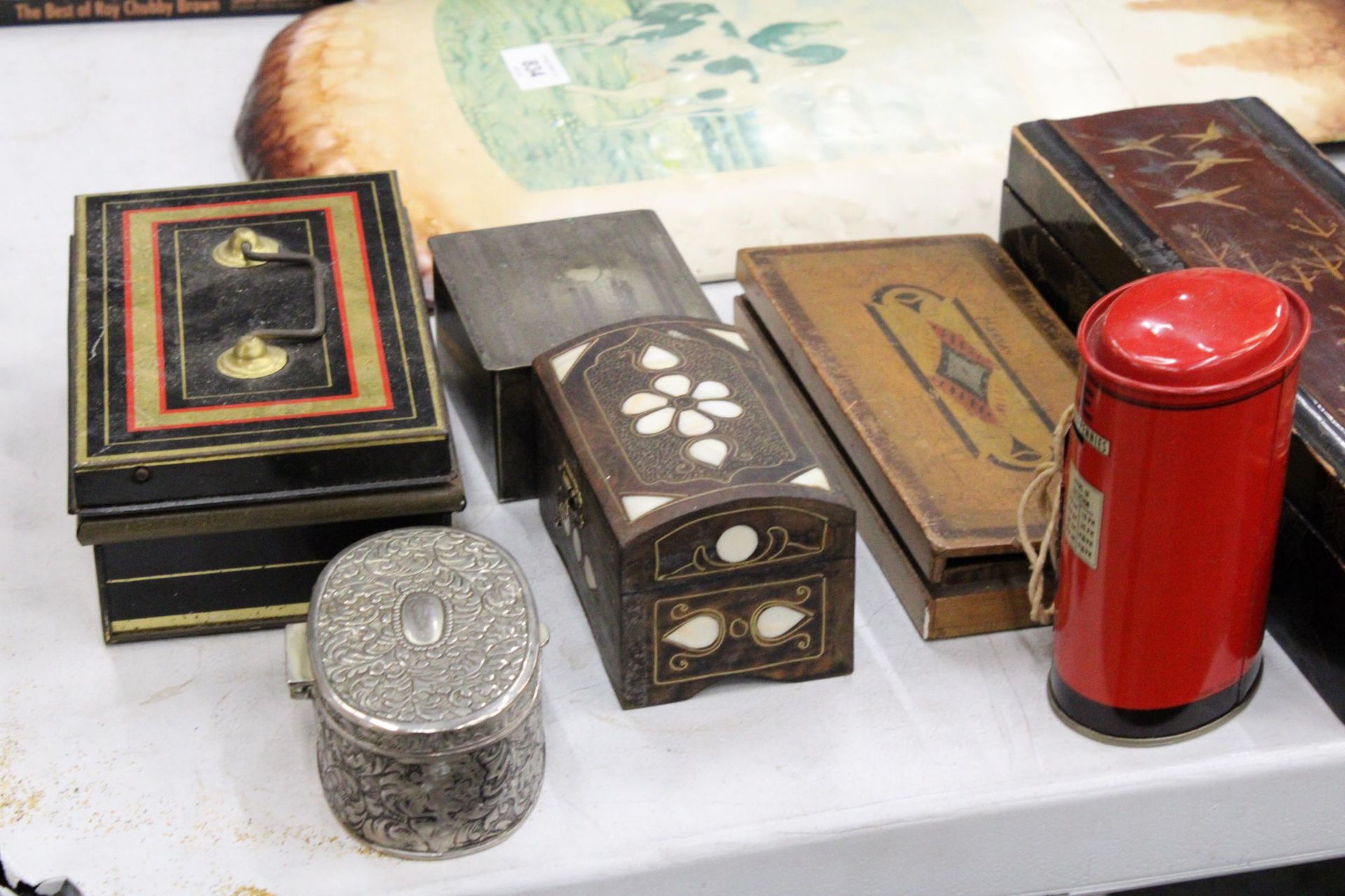 NINE VINTAGE TINS AND BOXES TO INCLUDE A POST BOX MONEY BOX, CASH TIN, PENCIL BOX, GLOVE BOX, ETC - Image 6 of 6