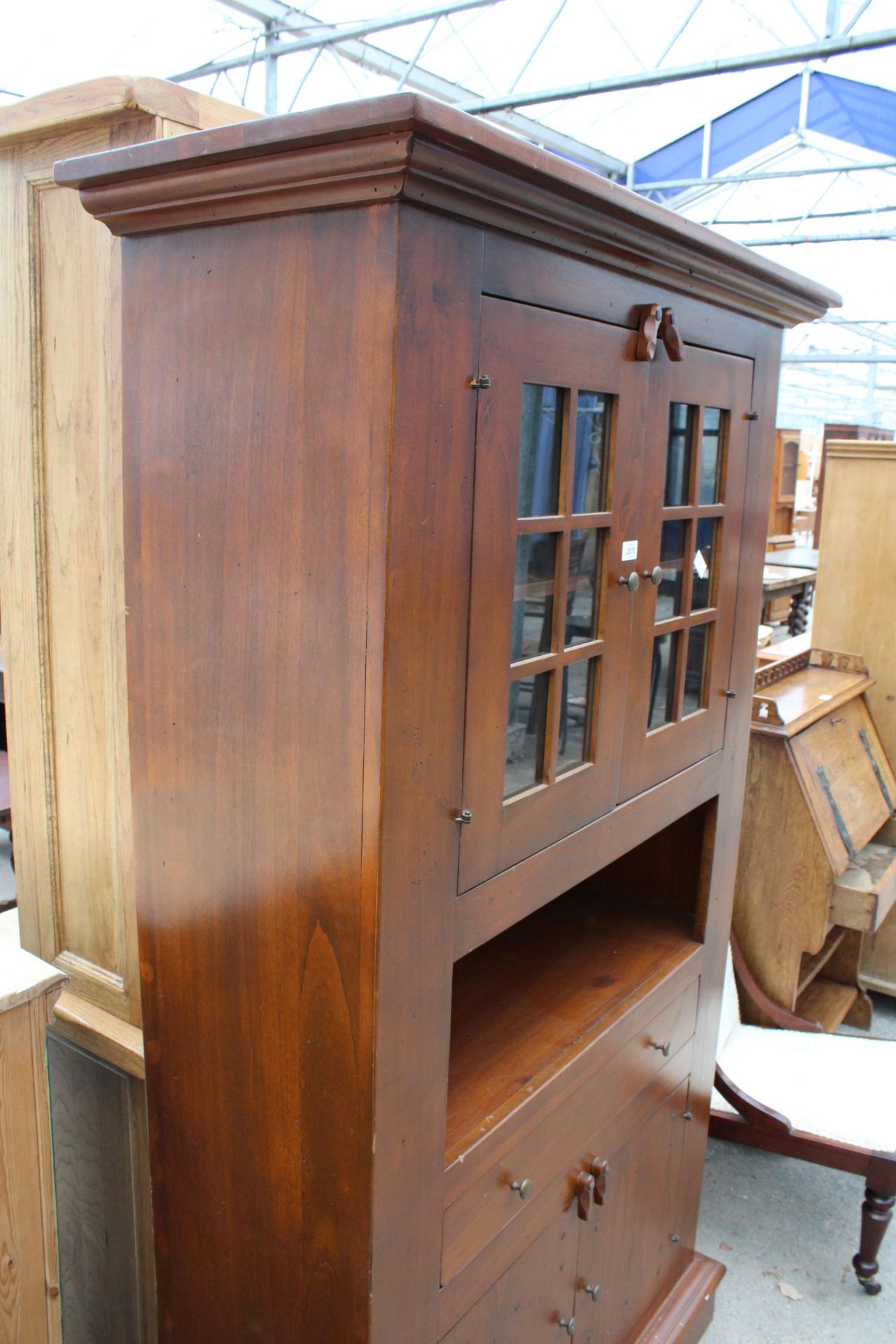 A HARDWOOD CUPBOARD WITH GLAZED UPPER PORTION, SINGLE DRAWER AND CUPBOARD TO BASE, 43" WIDE - Image 2 of 7
