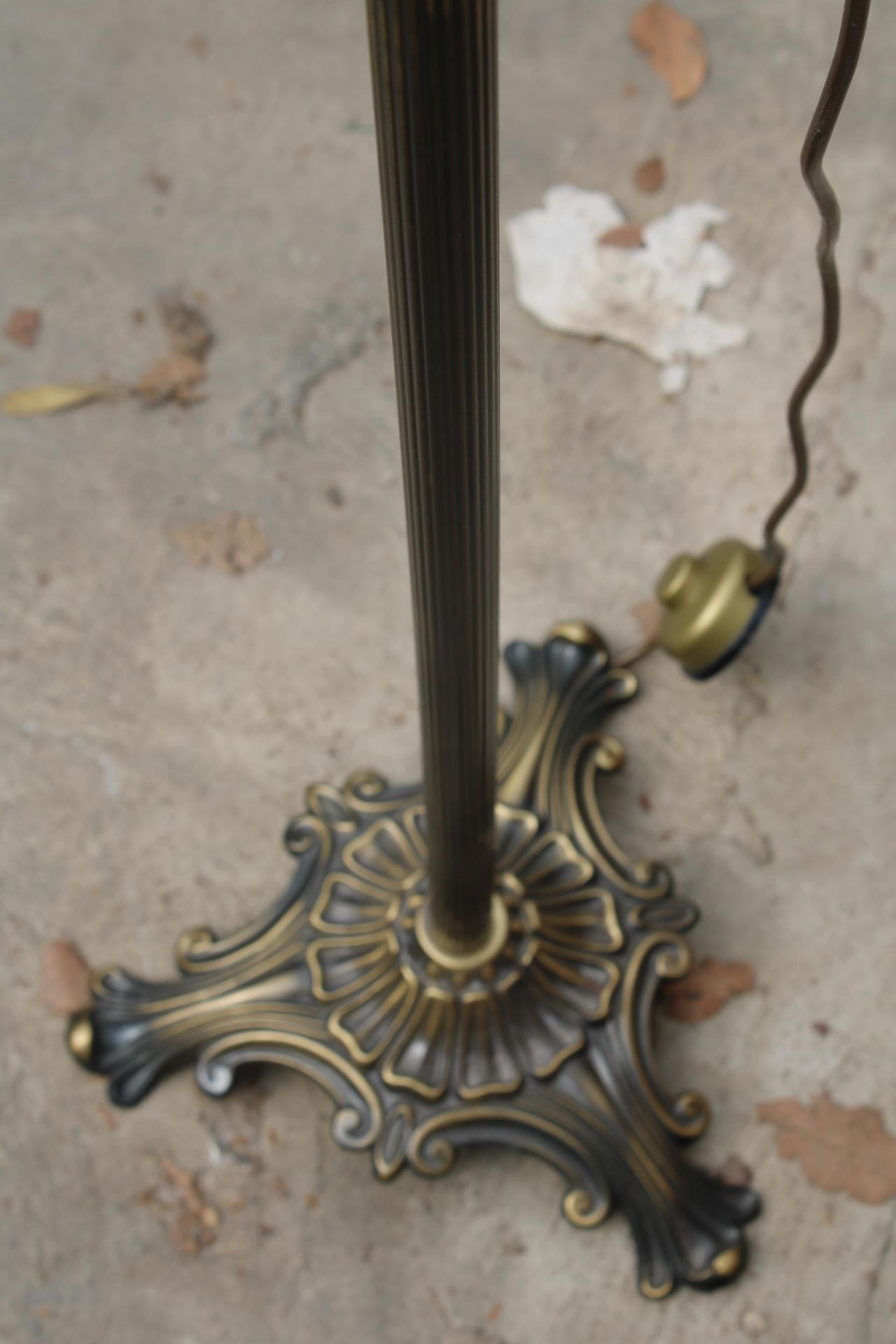 A VICTORIAN STYLE READING STANDARD LAMP ON BRASS COLUMN AND BASE WITH SHADE - Image 2 of 3