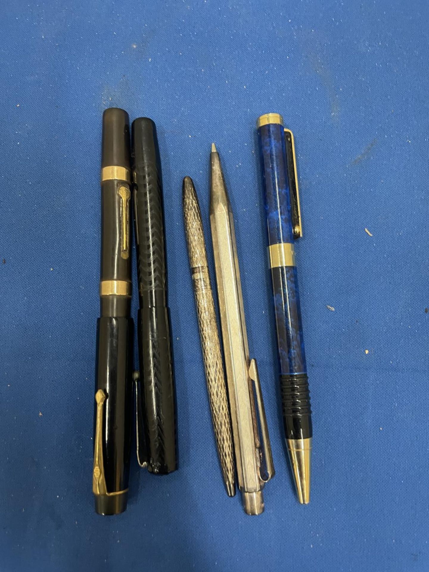 FIVE VARIOUS PENS AND PENCILS TO INCLUDE A WATERMANS FOUNTAIN PEN WITH 9CT GOLD BANDS AND A 14CT