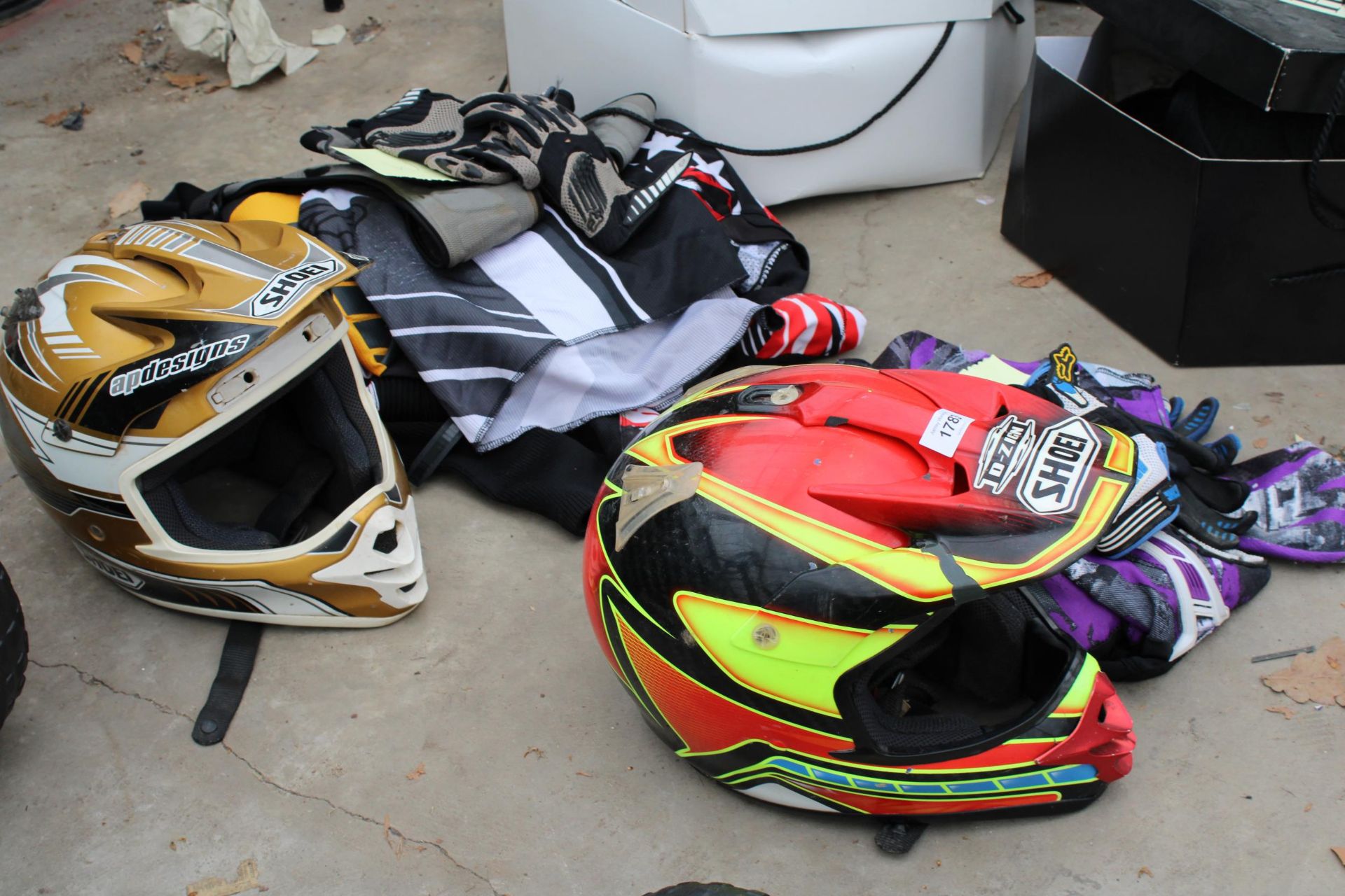 AN ASSORTMENT OF MOTORBIKE ITEMS TO INCLUDE SHOEI HELMETS AND GLOVES ETC - Image 2 of 2