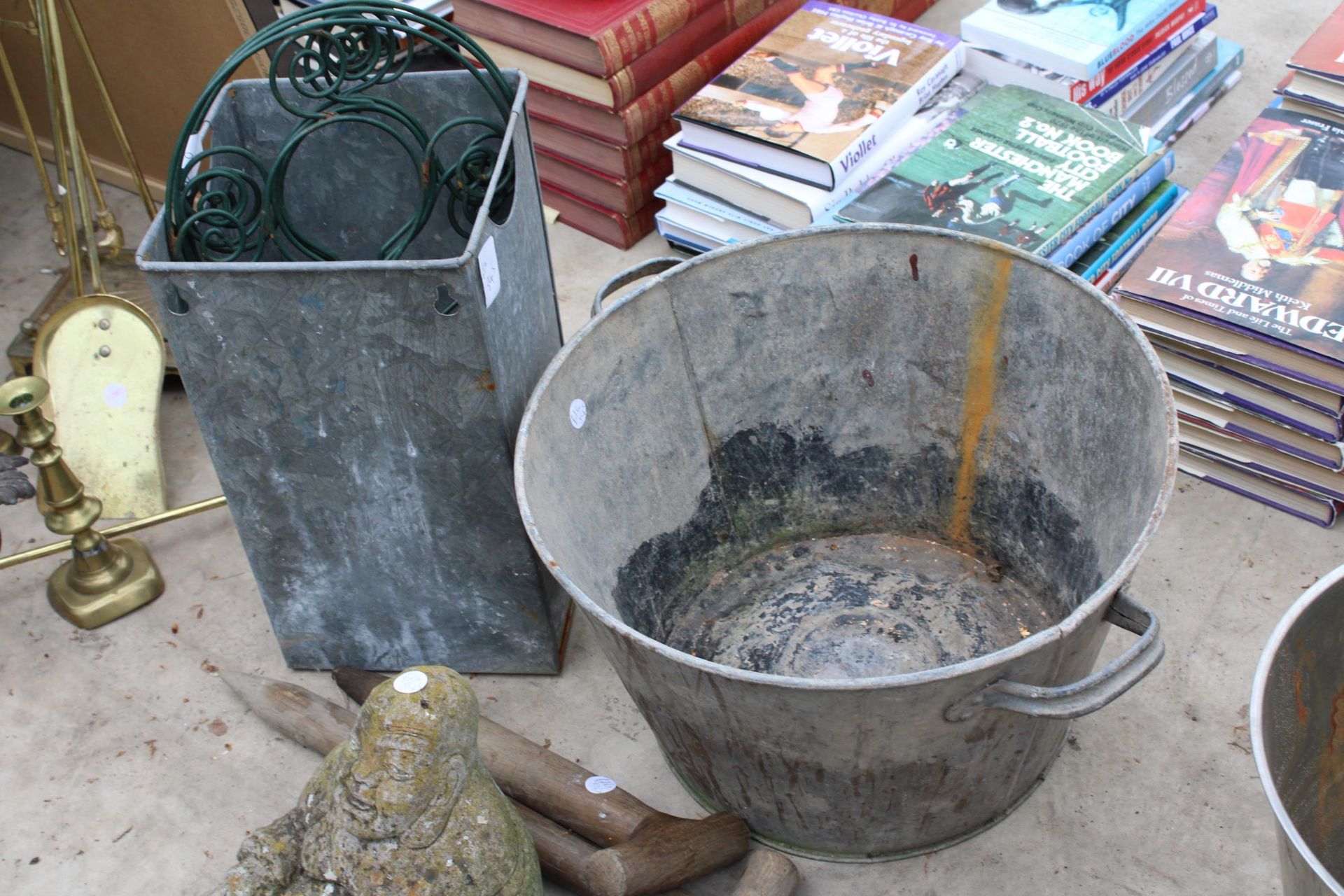 AN ASSORTMENT OF GARDEN ITEMS TO INCLUDE CONCRETE FIGURES, A TIN BATH AND A SIGN ETC - Image 3 of 3