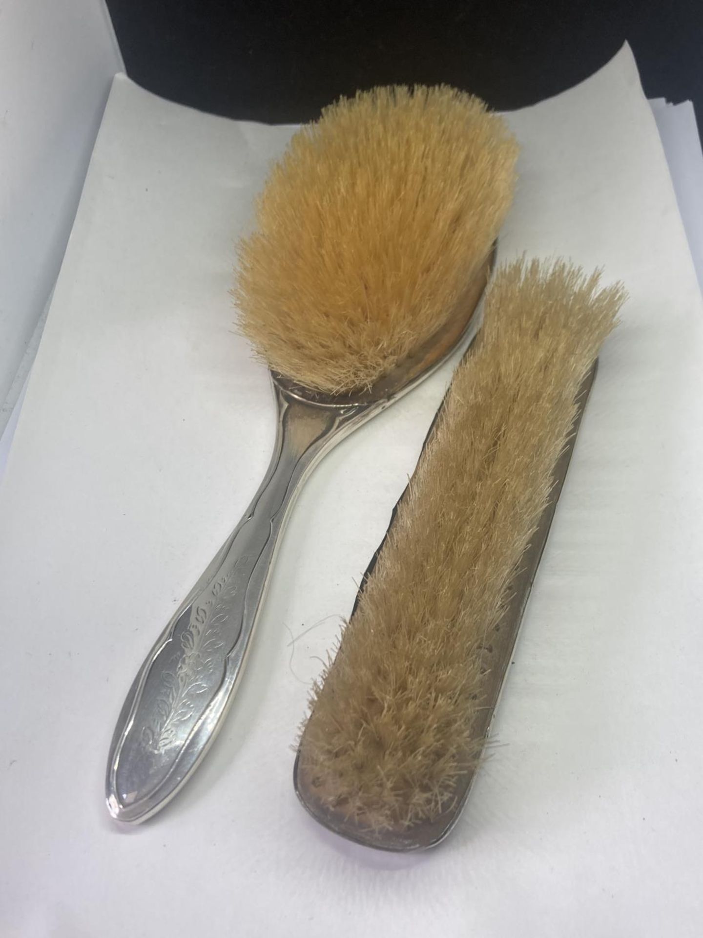 TWO HALLMARKED SILVER BRUSHES TO INCLUDE A HAIRBRUSH AND CLOTHES BRUSH - Image 8 of 8