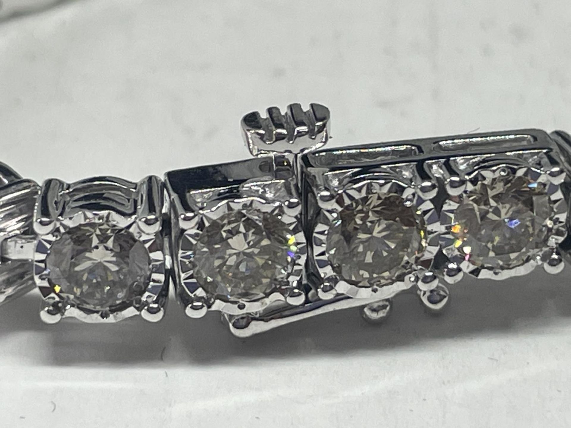 A NEW 9 CARAT WHITE GOLD BRACELET, SET WITH BRILLIANT CUT DIAMONDS - TOTAL DIAMOND WEIGHT 11.10 - Image 4 of 6