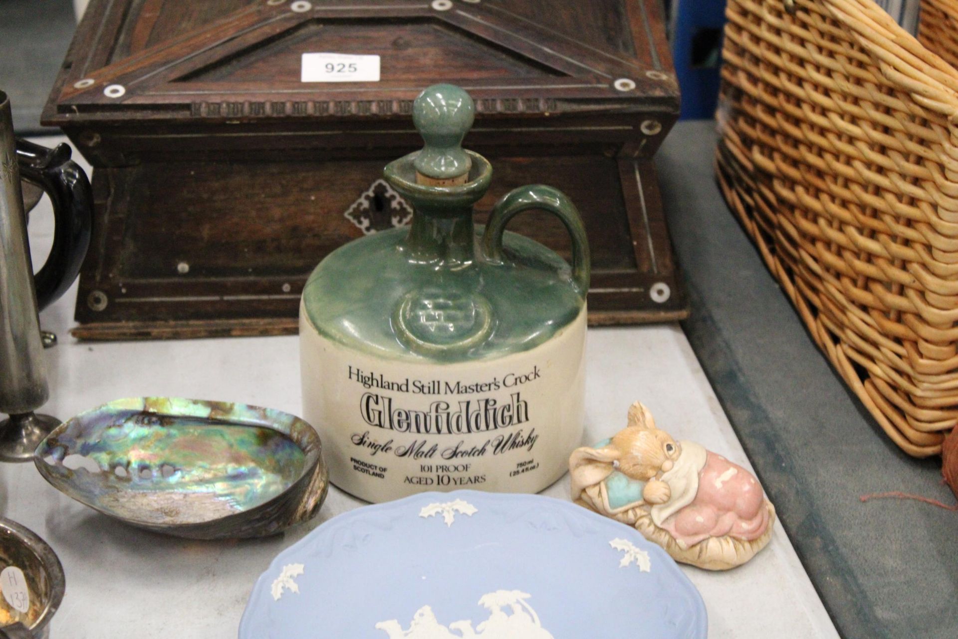 A MIXED LOT TO INCLUDE A STONEWARE GLENFIDDICH FLAGON, THREE PIECES OF WEDGWOOD JASPERWARE, AN - Image 2 of 5