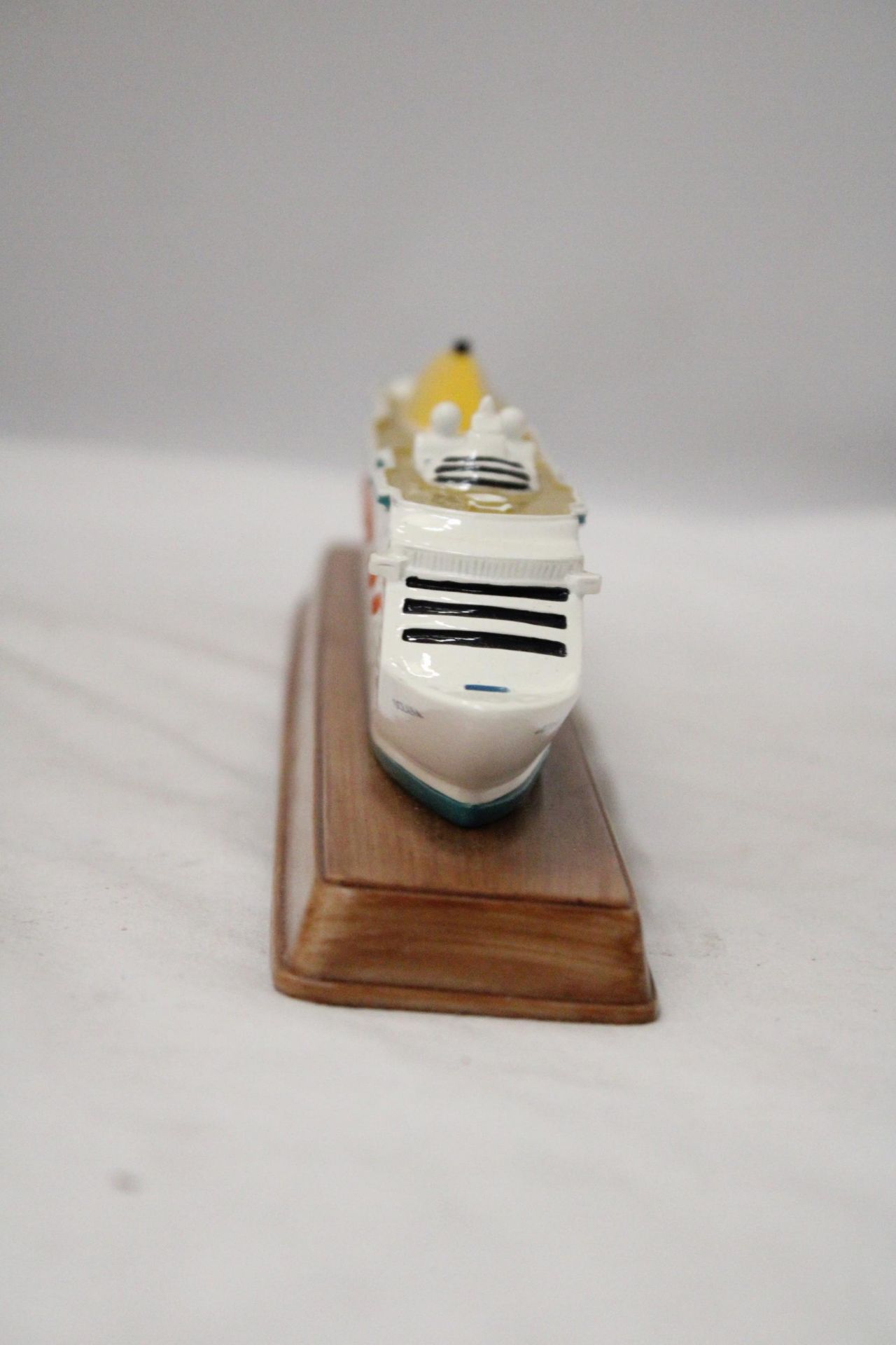 A HEAVY, SOLID, OCEAN LINER ON WOODEN STAND, 'OCEANA', LENGTH 27CM, HEIGHT 6CM - Image 3 of 6