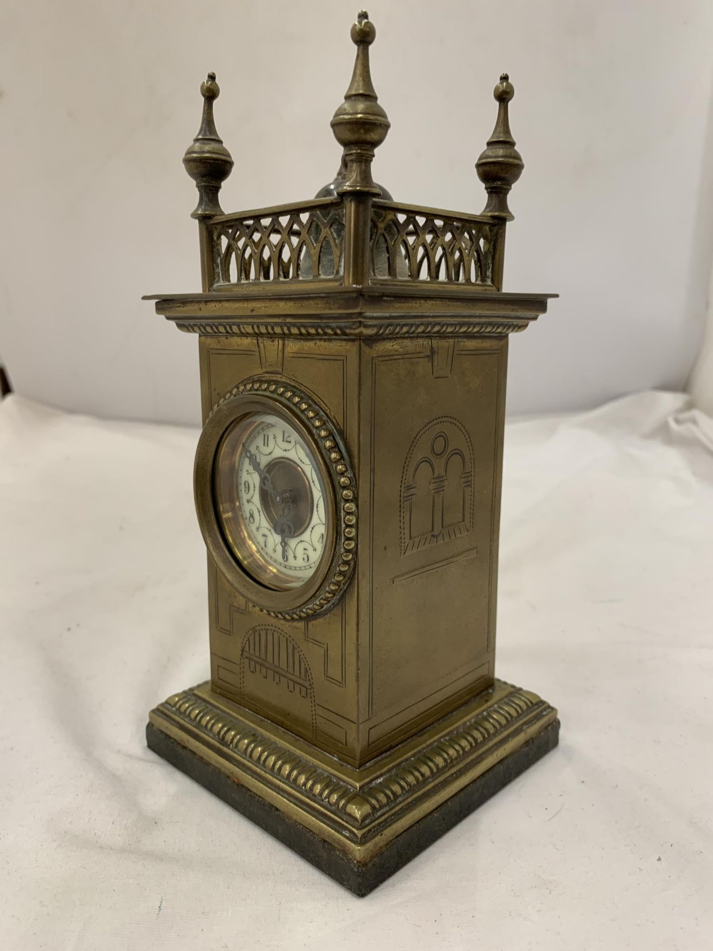 A VINTAGE BRASS MANTEL CLOCK ON A MARBLE BASE, WITH FOUR SPIRES TO THE TOP. WORKING WHEN - Bild 8 aus 9