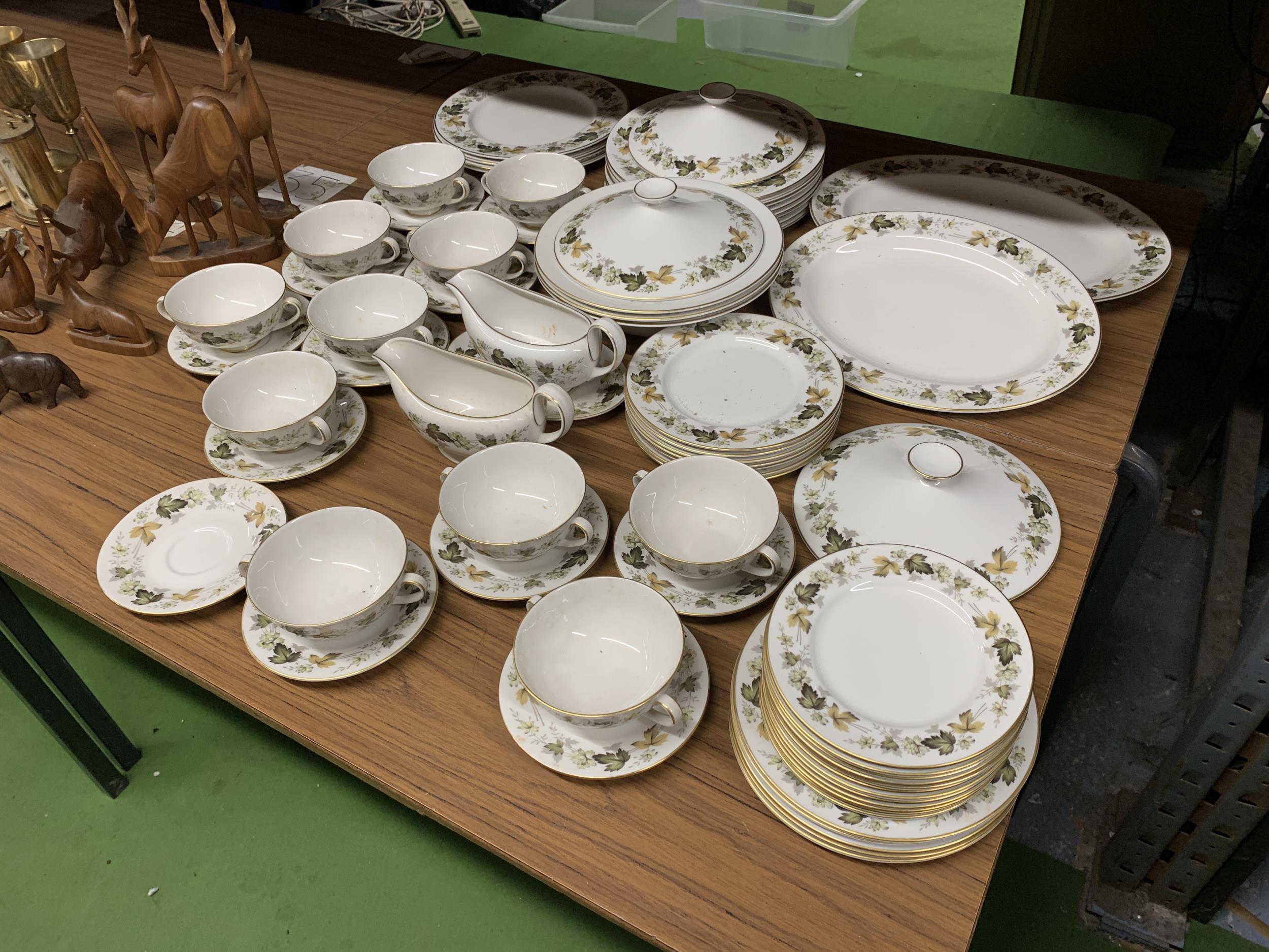 A ROYAL DOULTON 'LARCHMONT' PART DINNER SERVICE TO INCLUDE VARIOUS SIZES OF PLATES, SERVING BOWLS, - Image 3 of 4