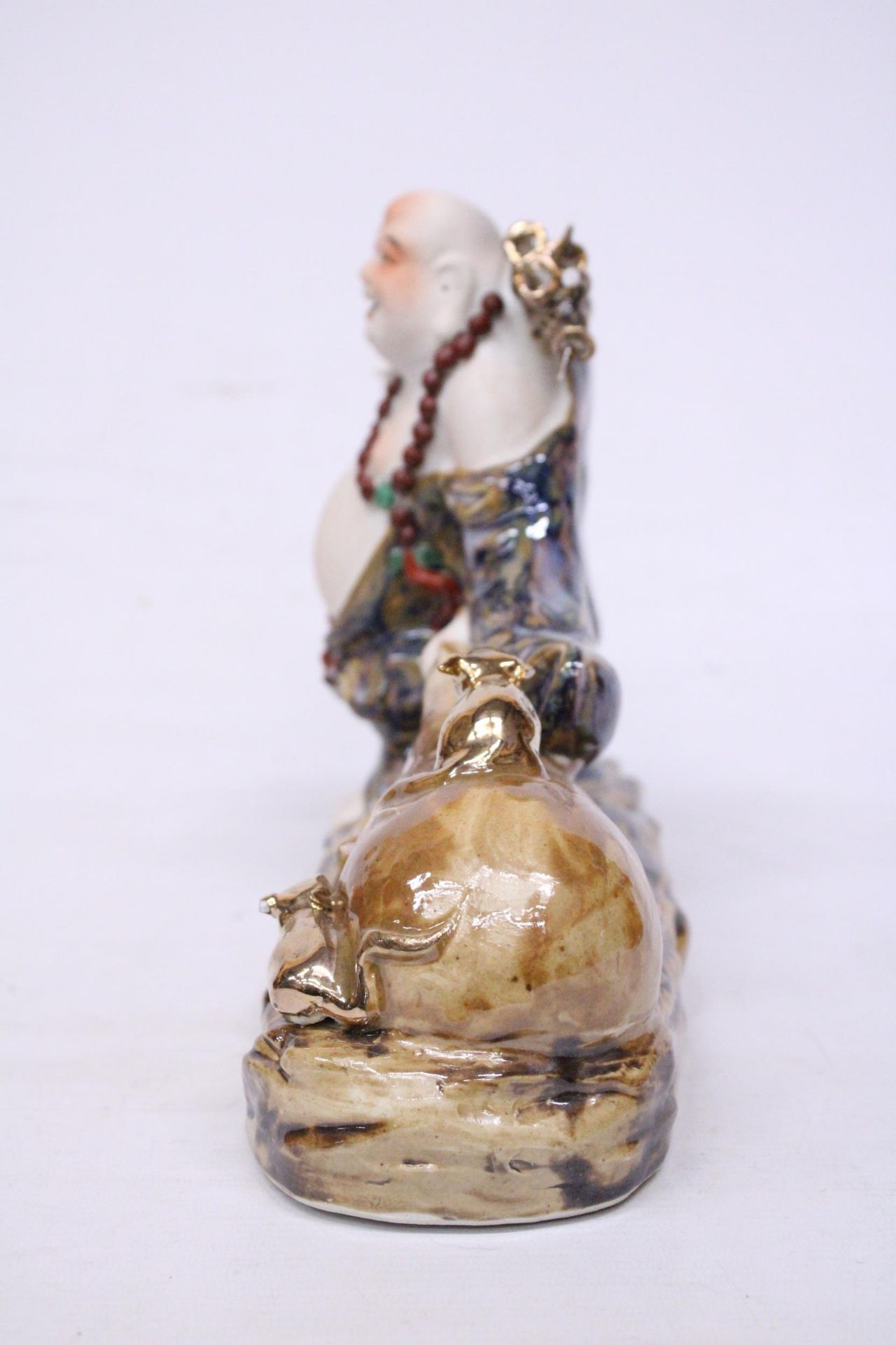 A CHINESE PORCELAIN BUDDHA PULLING A SACK WITH RATS - Image 3 of 6