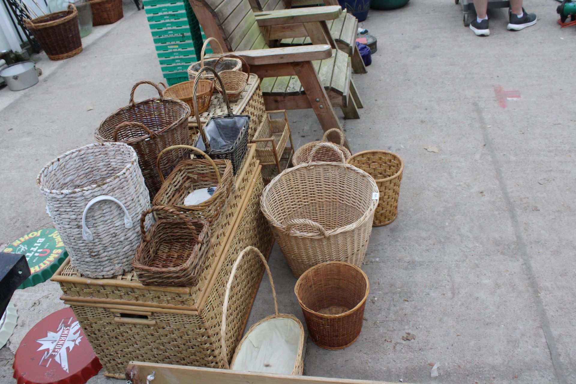 A LARGE ASSORTMENT OF VARIOUS WICKER BASKETS TO INCLUDE TRUGS, A LOG BASKET AND A STORAGE CHEST ETC - Bild 2 aus 2