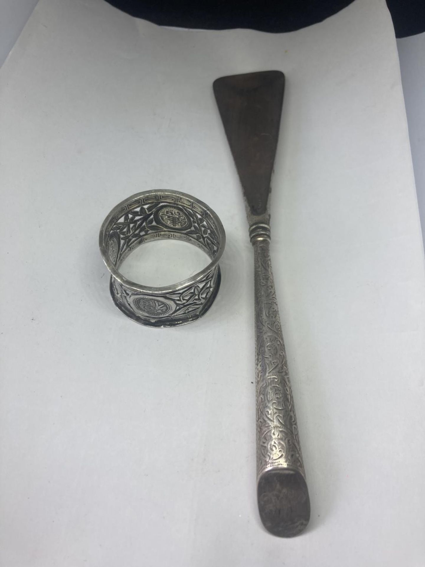 A HALLMARKED BIRMINGHAM SILVER HANDLED SHOE HORN AND AN ORIENTAL SILVER NAPKIN RING - Image 2 of 8