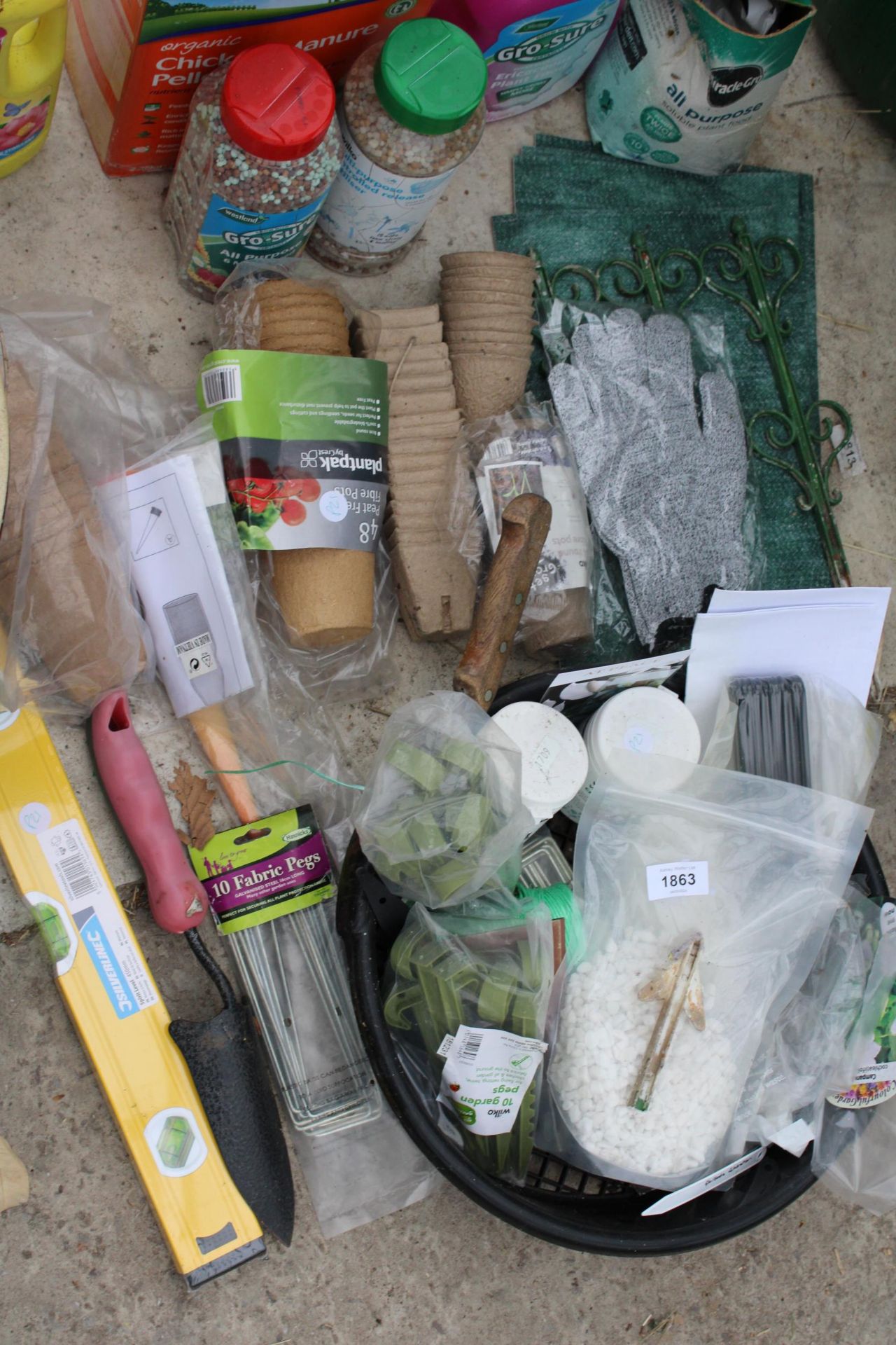 AN ASSORTMENT OF GARDEN ITEMS TO INCLUDE PLANT FEED, POTS AND STAKES ETC - Image 3 of 3