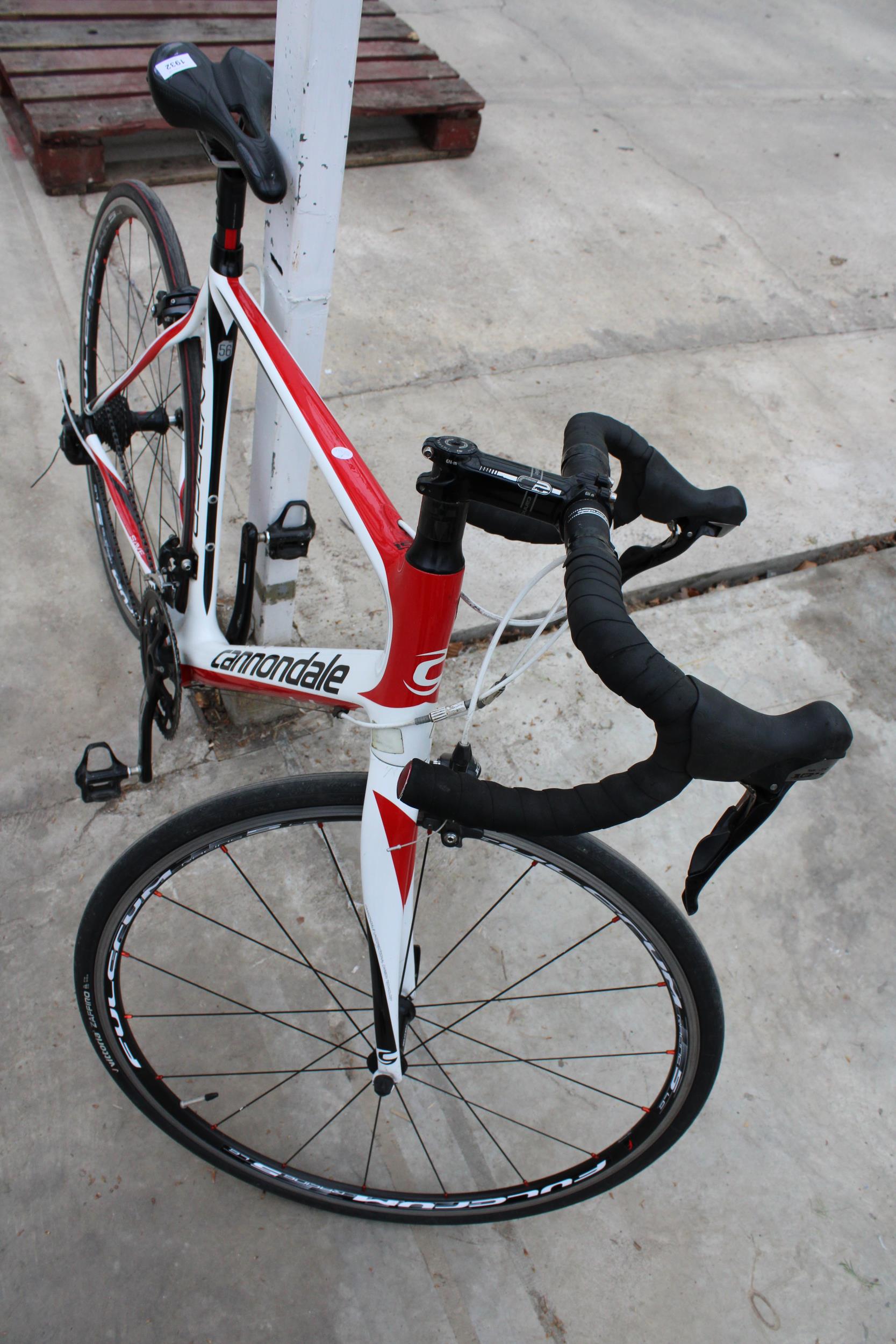 A CANNONDALE SYNAPSE FULL CARBON ROAD RACING BIKE WITH 20 SPEED SHIMANO 105 GEAR SYSTEM - Image 3 of 3