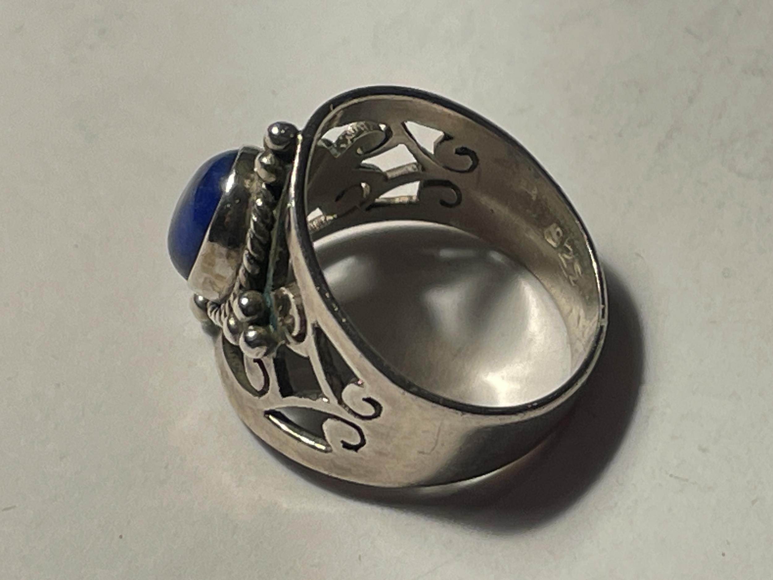 A SILVER DRESS RING WITH A BLUE CENTRE STONE IN A PRESENTATION BOX - Image 3 of 4