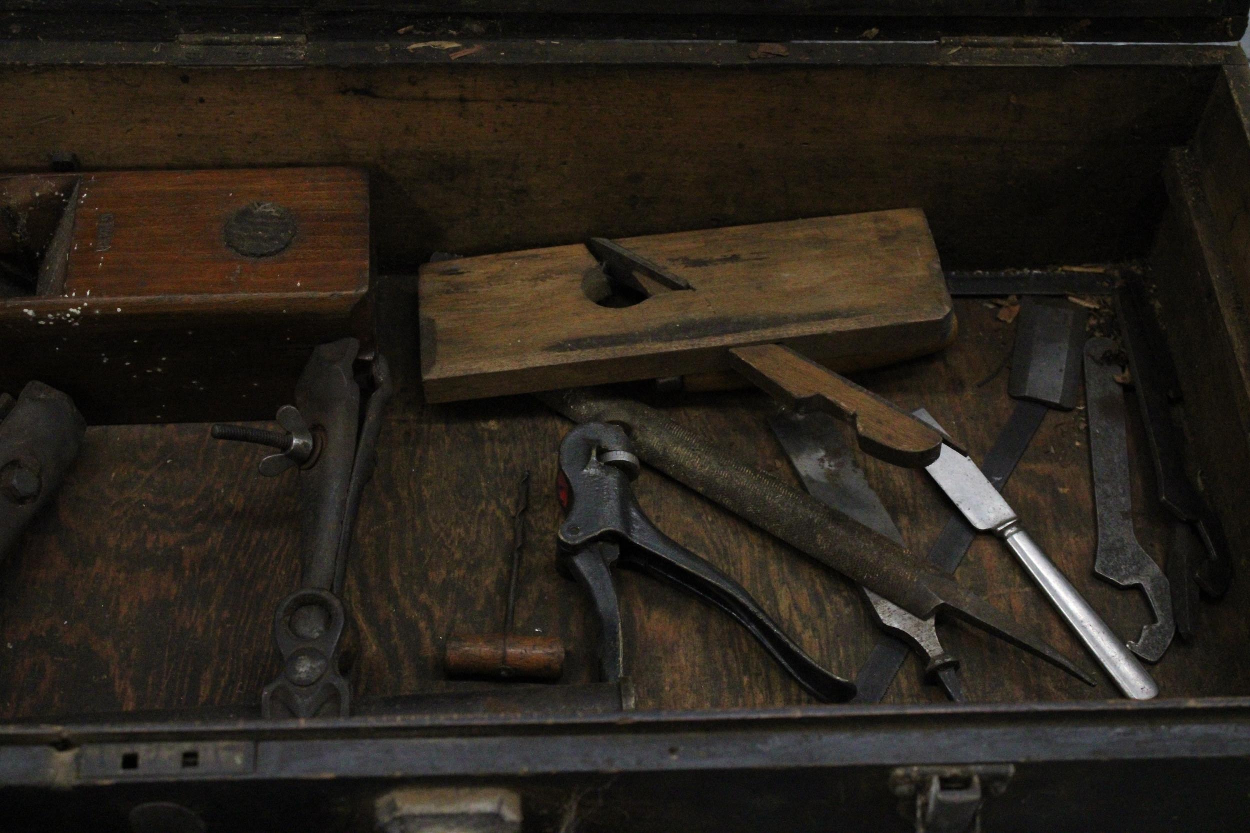 A VINTAGE WOODWORKERS CHEST BEARING INITIAL'S GW WITH TOOLS BELONGING TO RENOWNED CARPENTER GORDON - Image 4 of 6